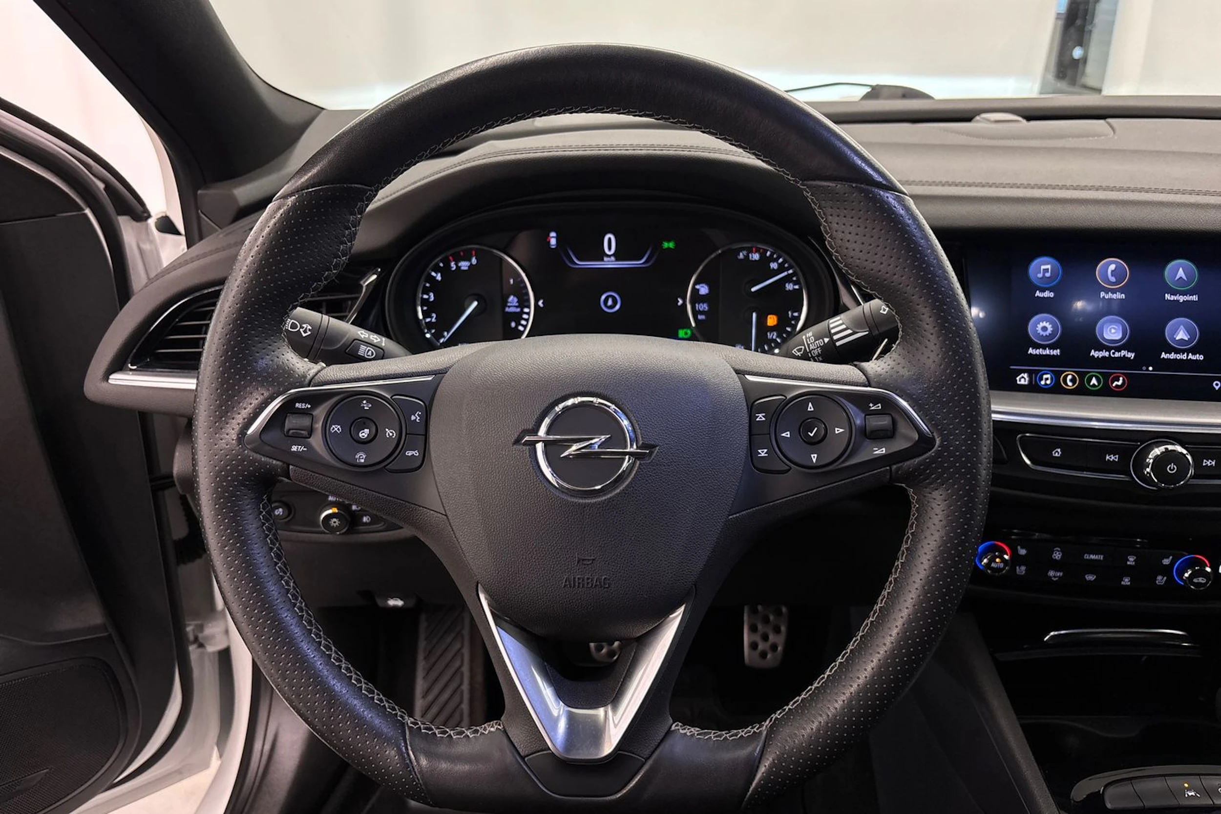 valkoinen Opel Insignia 2020 kuva 17.