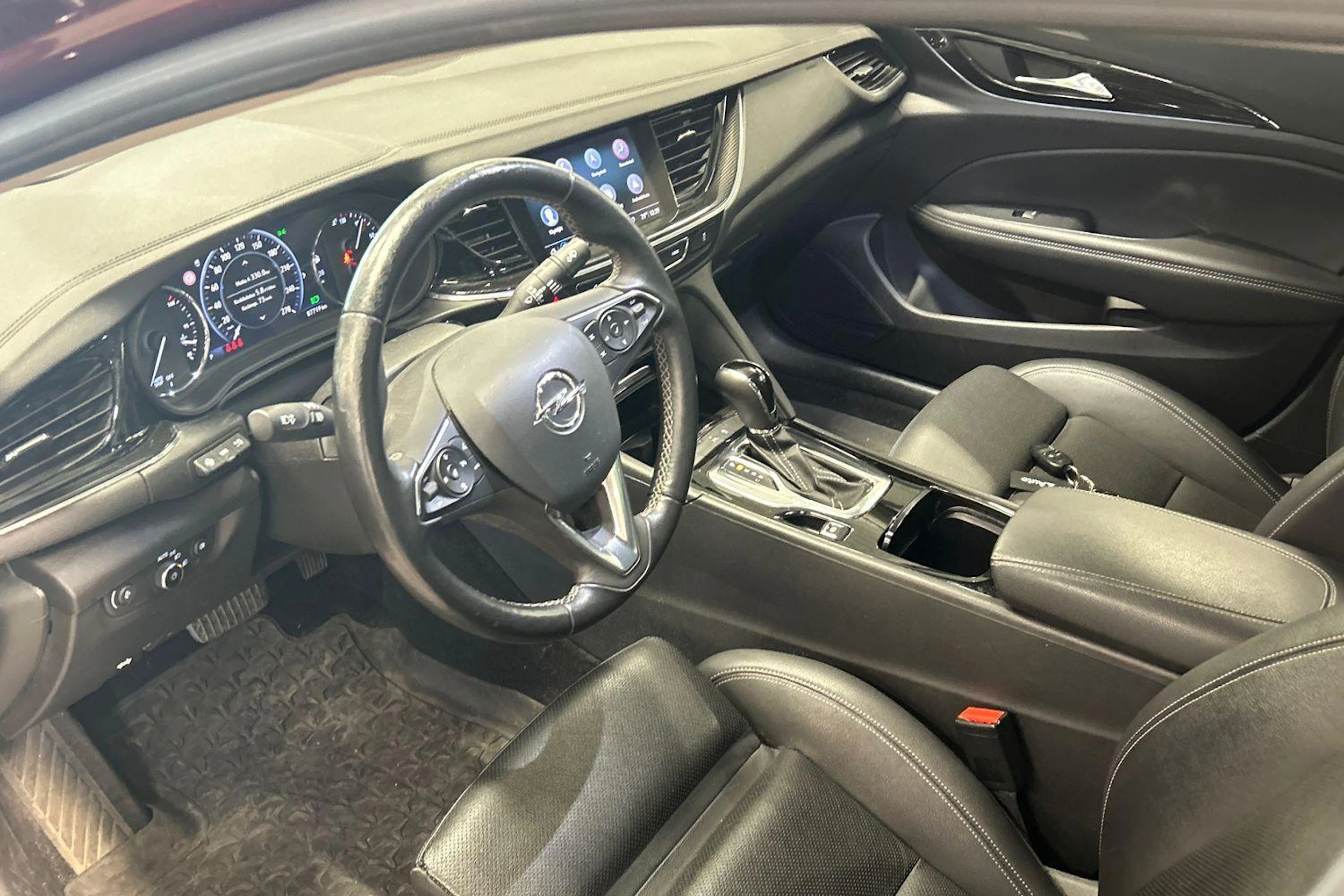 punainen Opel Insignia 2020 kuva 3.