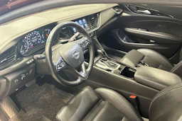 punainen Opel Insignia 2020 kuva 3.