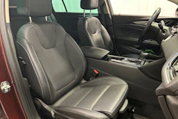 punainen Opel Insignia 2020 kuva 15.