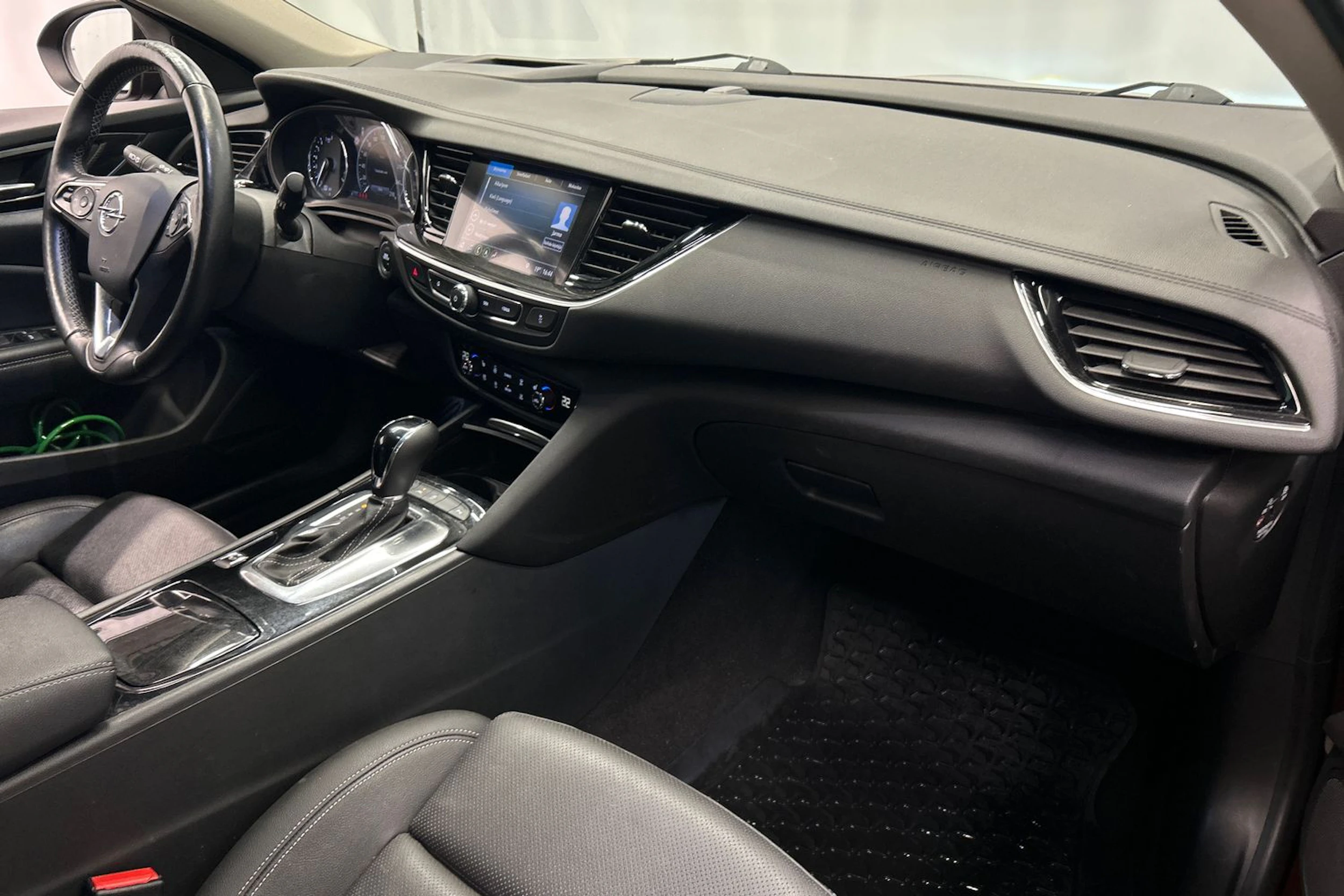 punainen Opel Insignia 2020 kuva 16.