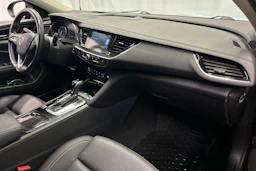punainen Opel Insignia 2020 kuva 16.