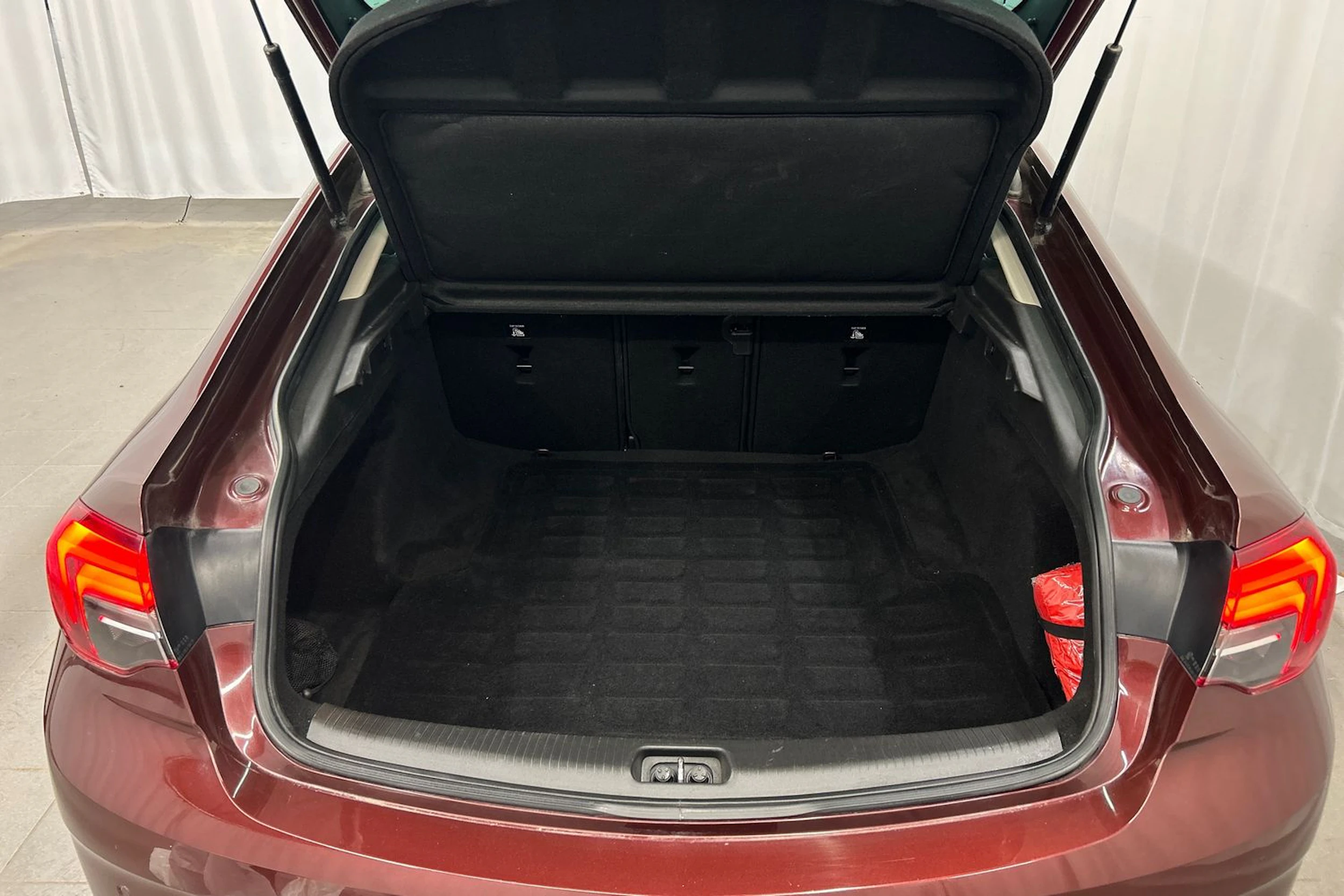 punainen Opel Insignia 2020 kuva 17.