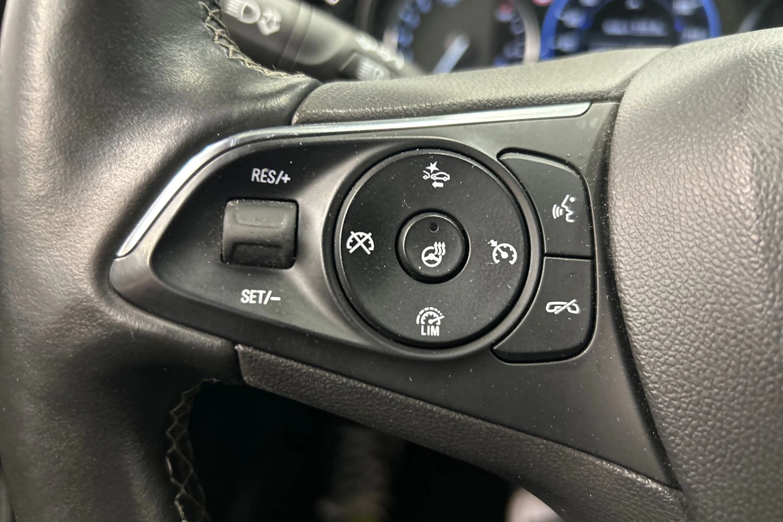 punainen Opel Insignia 2020 kuva 21.