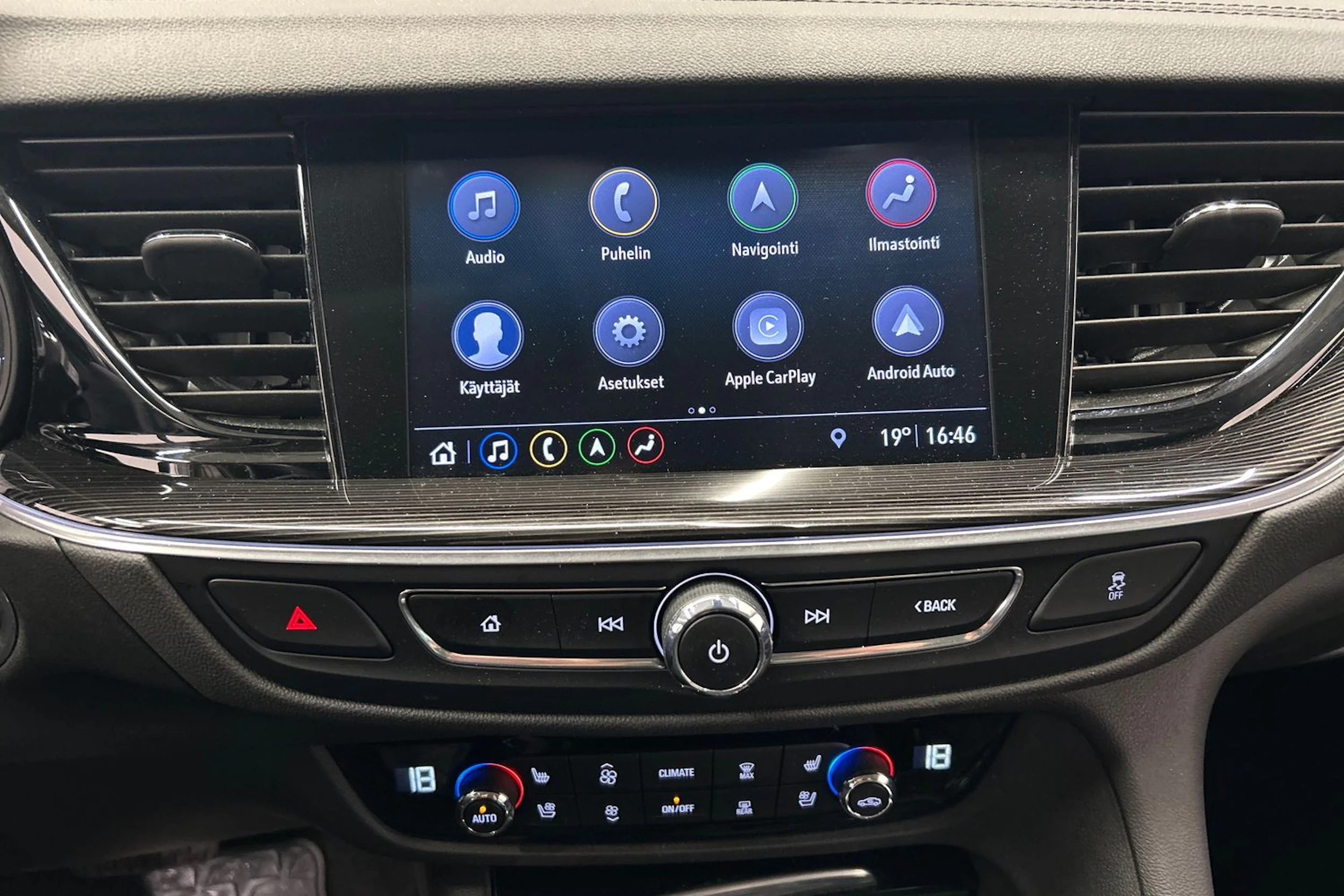 punainen Opel Insignia 2020 kuva 23.