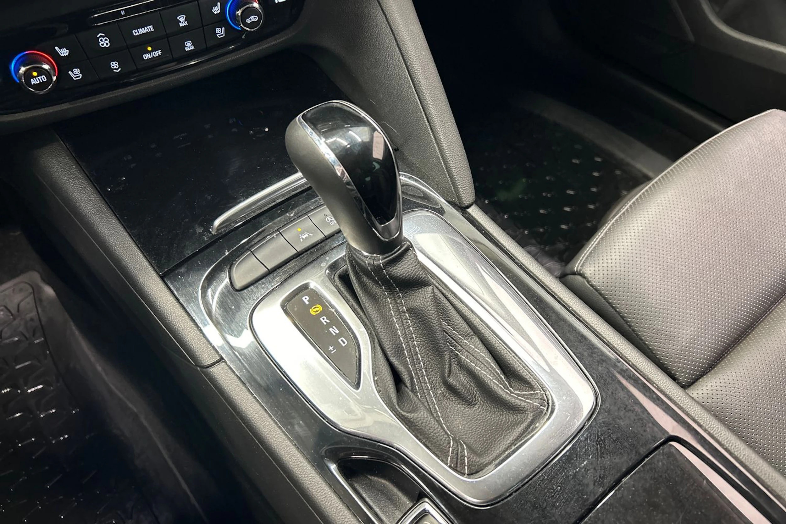 punainen Opel Insignia 2020 kuva 27.