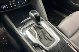 punainen Opel Insignia 2020 kuva 27.