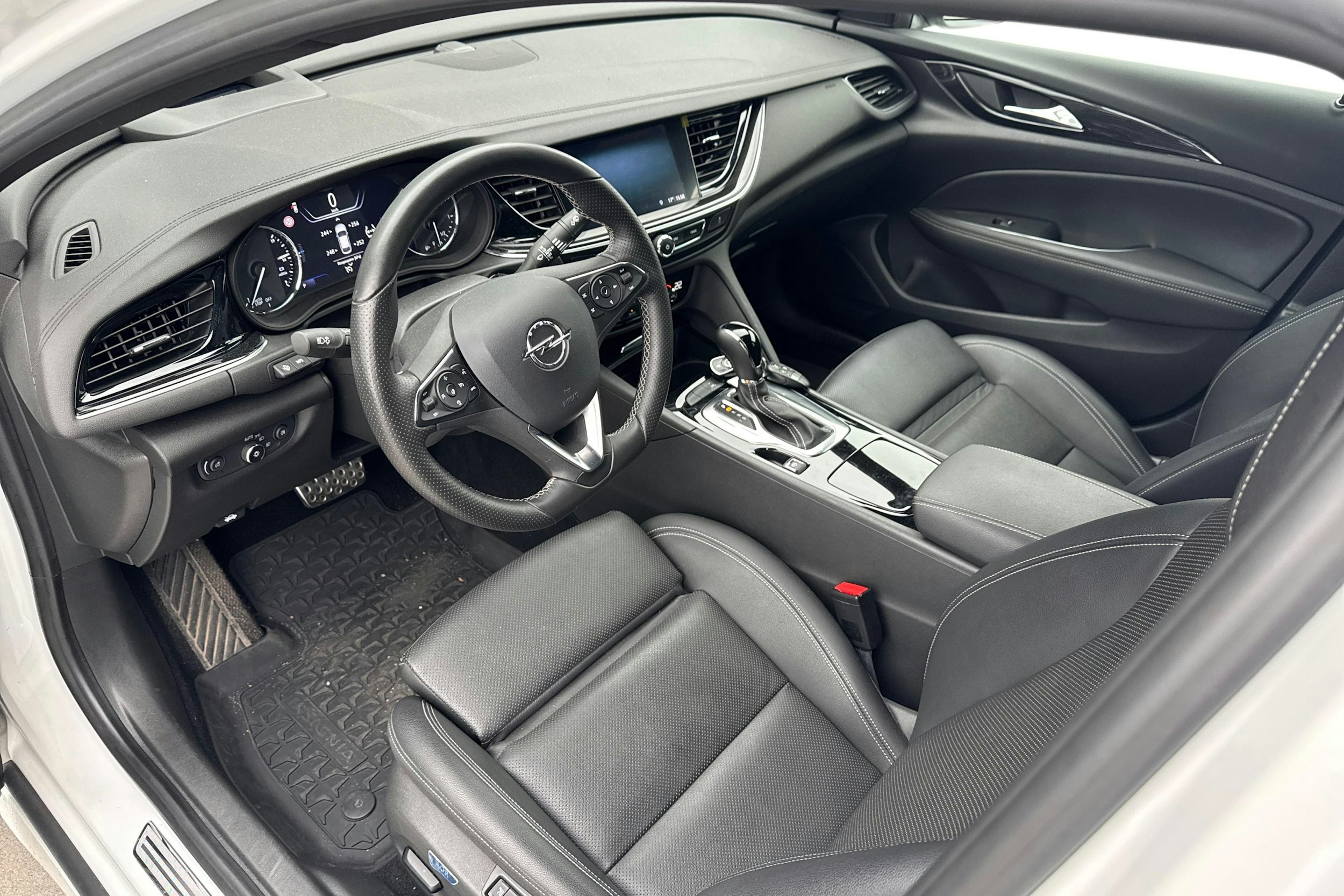 valkoinen Opel Insignia 2020 kuva 3.