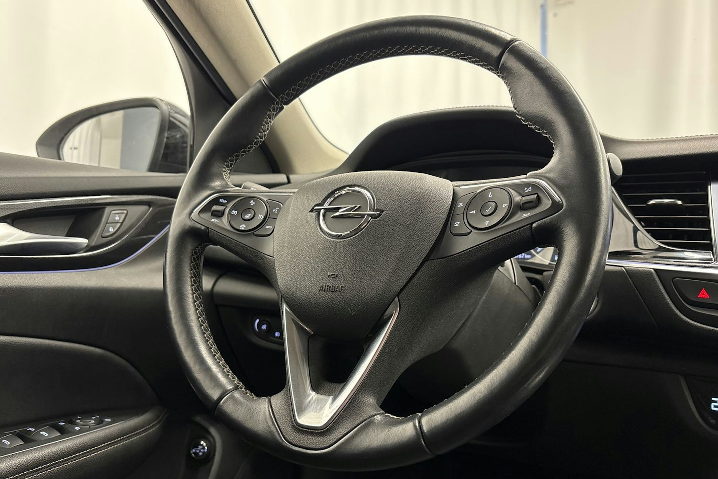 valkoinen Opel Insignia 2021 kuva 15.