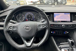 punainen Opel Insignia 2021 kuva 4.