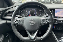 punainen Opel Insignia 2021 kuva 5.