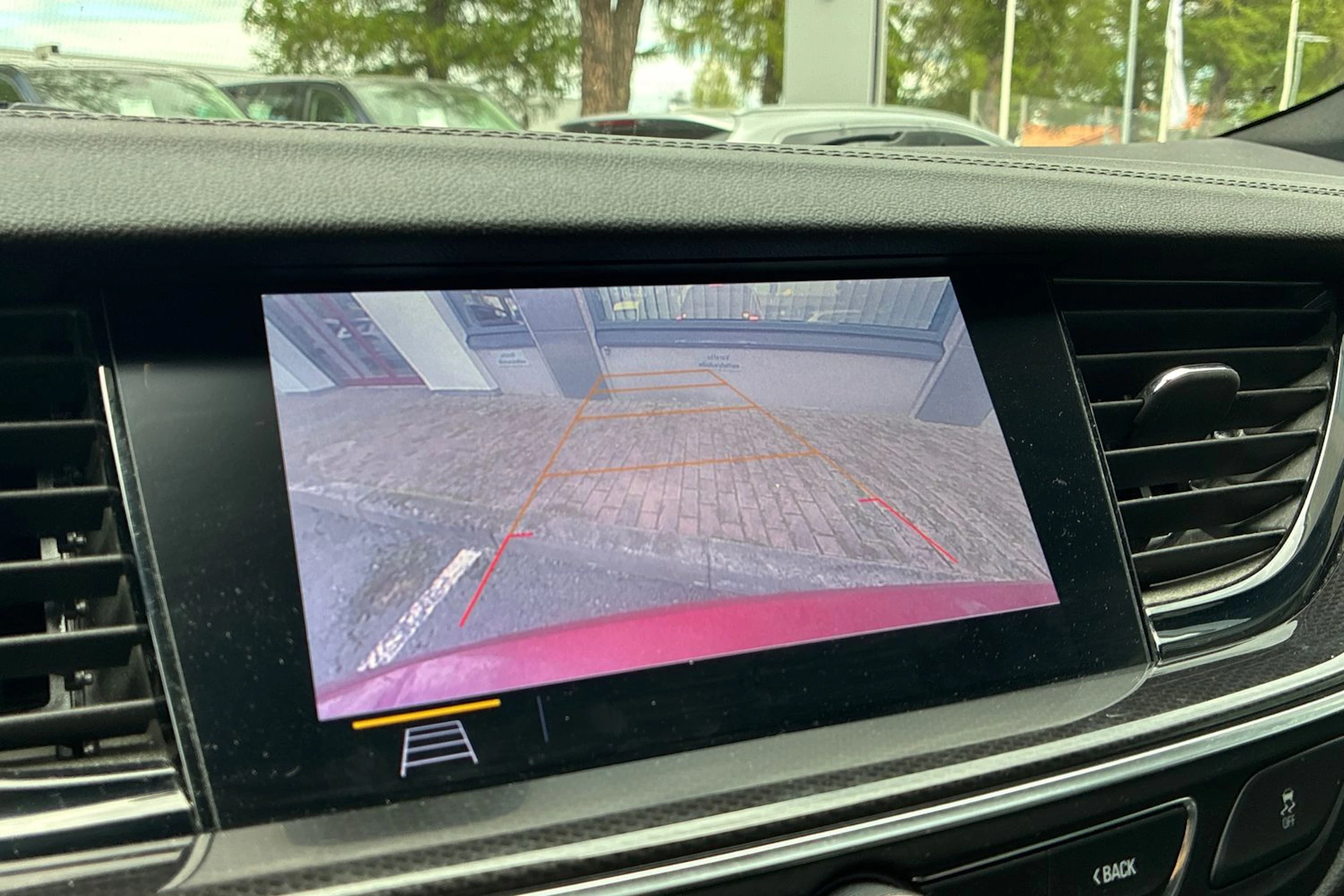 punainen Opel Insignia 2021 kuva 7.
