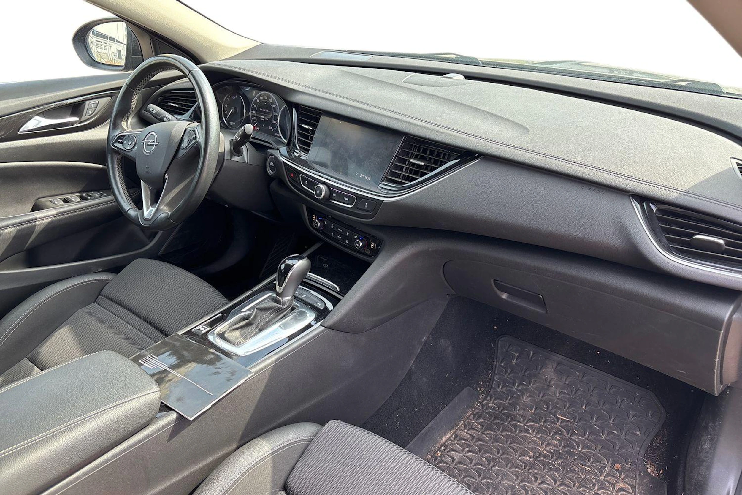 Musta Opel Insignia 2021 kuva 7.