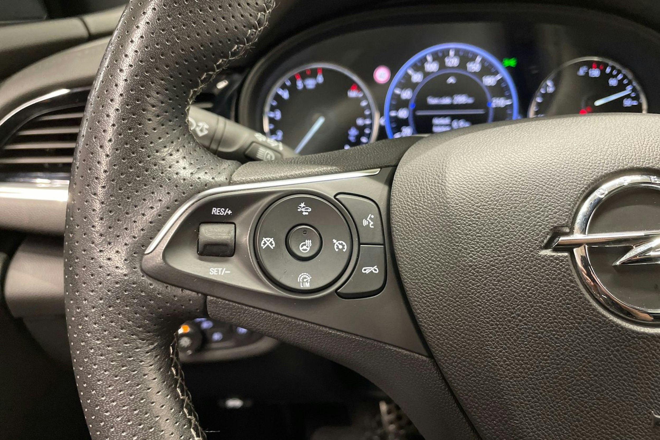 harmaa Opel Insignia 2021 kuva 26.