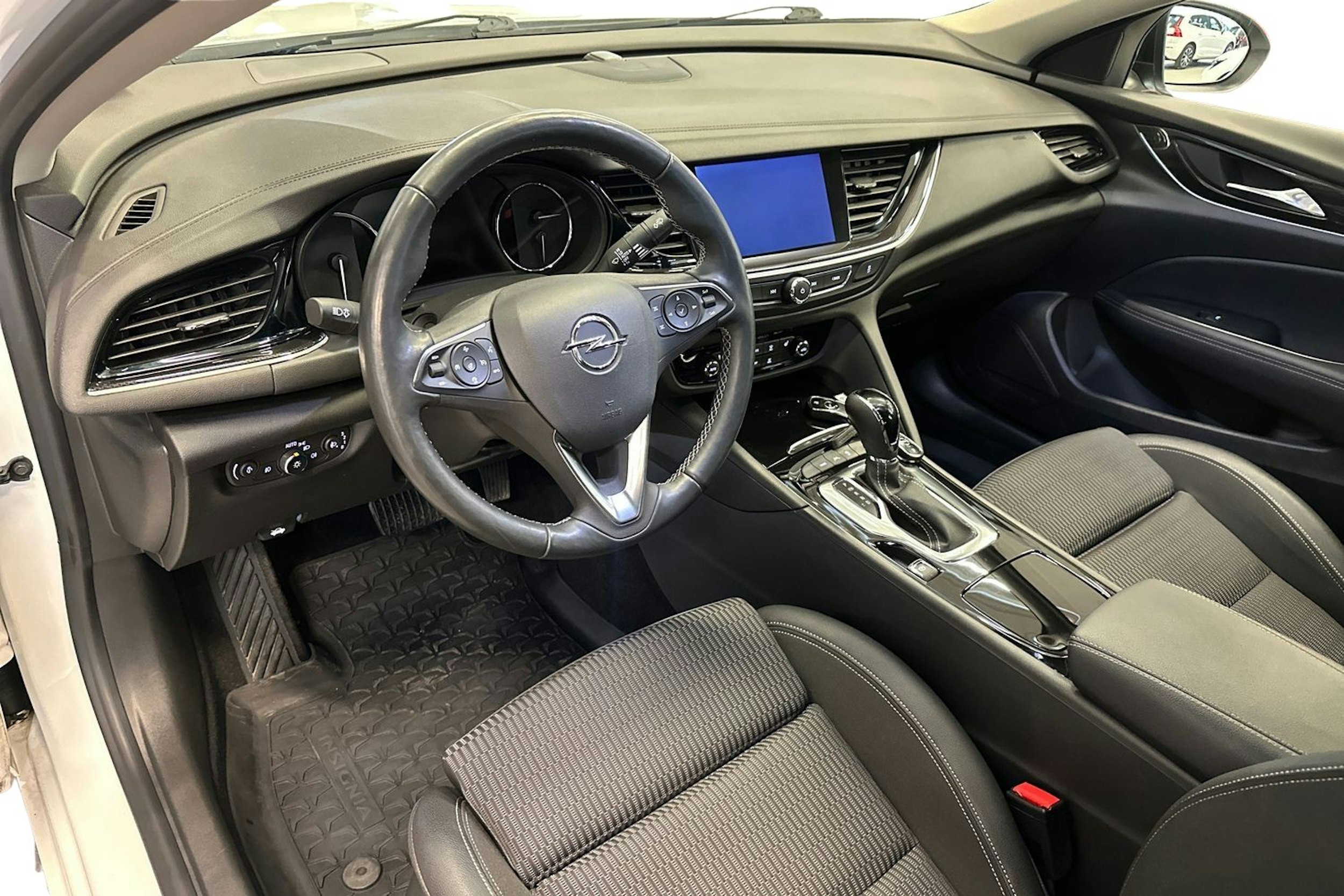 Valkoinen Opel Insignia 2021 kuva 7.
