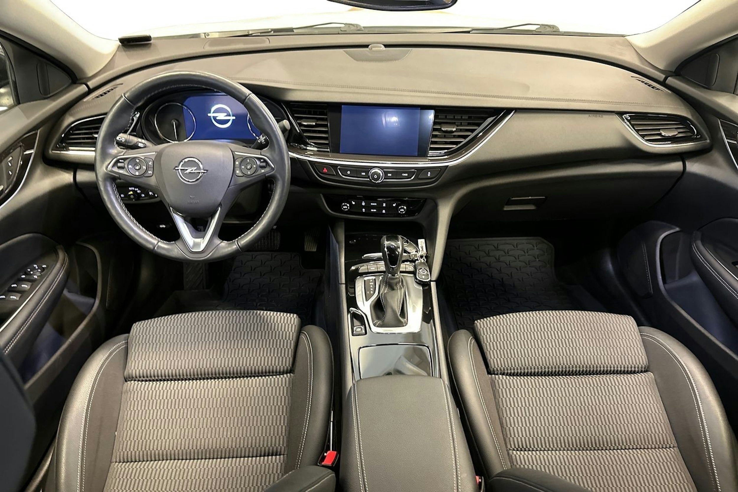 Valkoinen Opel Insignia 2021 kuva 9.
