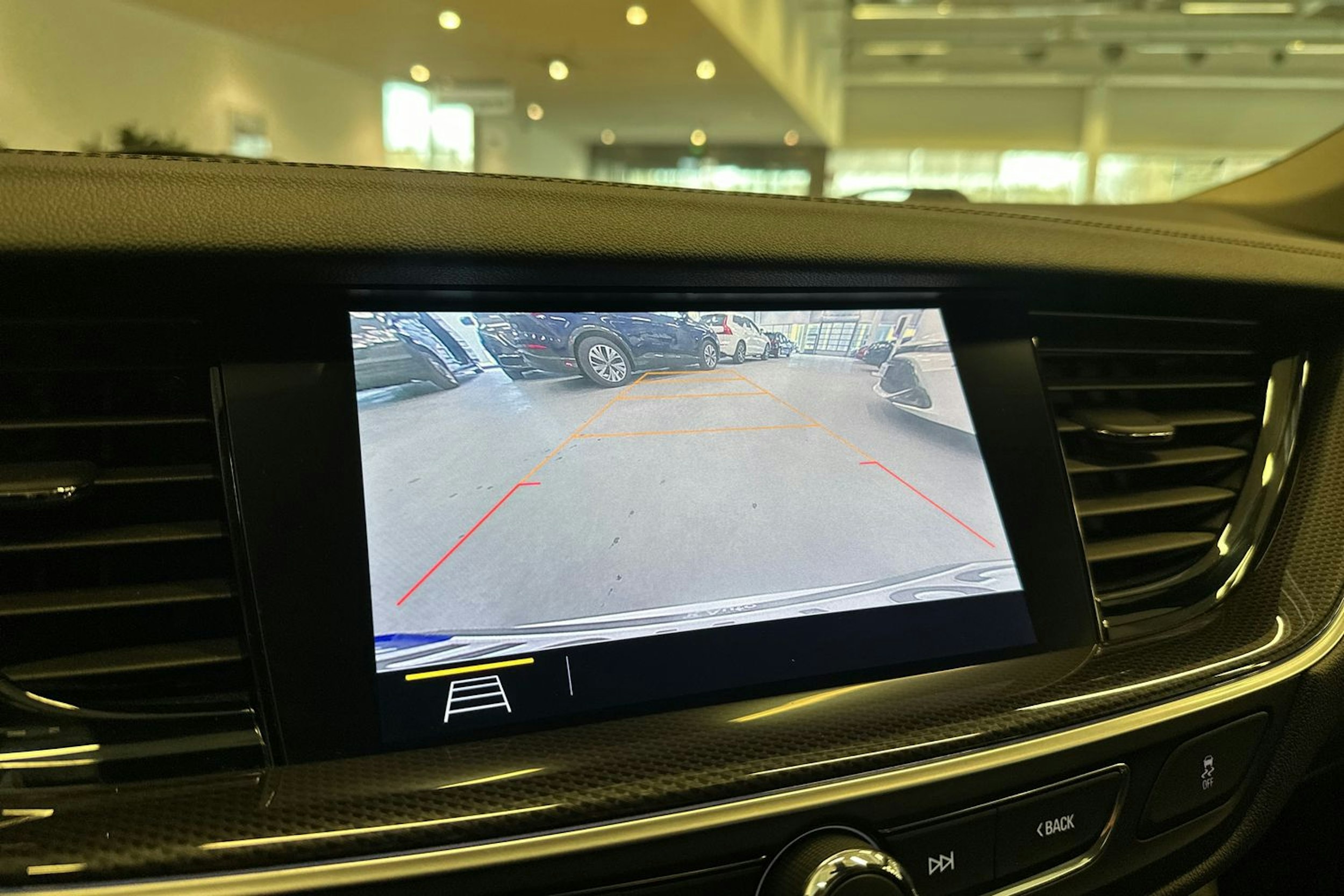 Valkoinen Opel Insignia 2021 kuva 15.