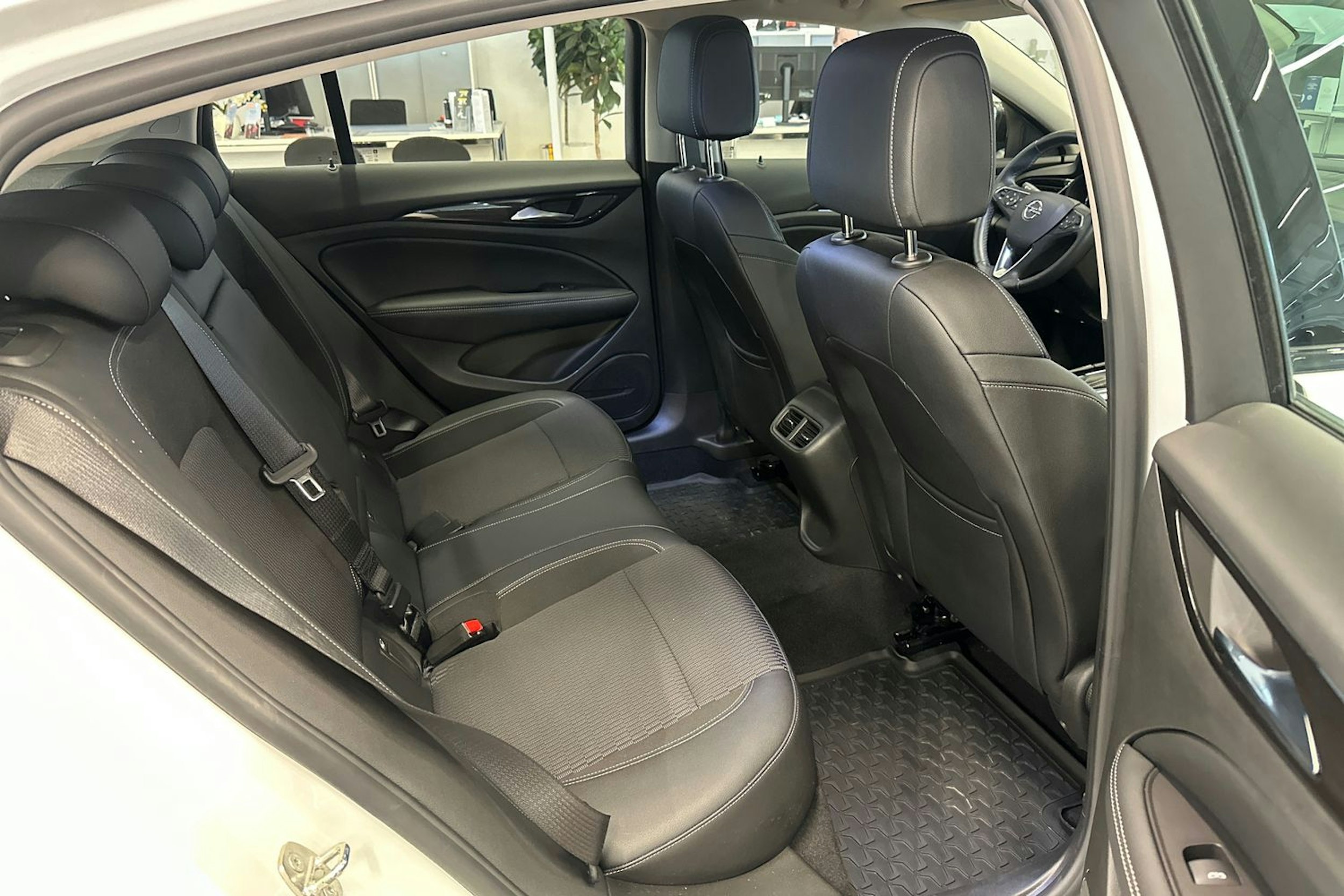 Valkoinen Opel Insignia 2021 kuva 22.