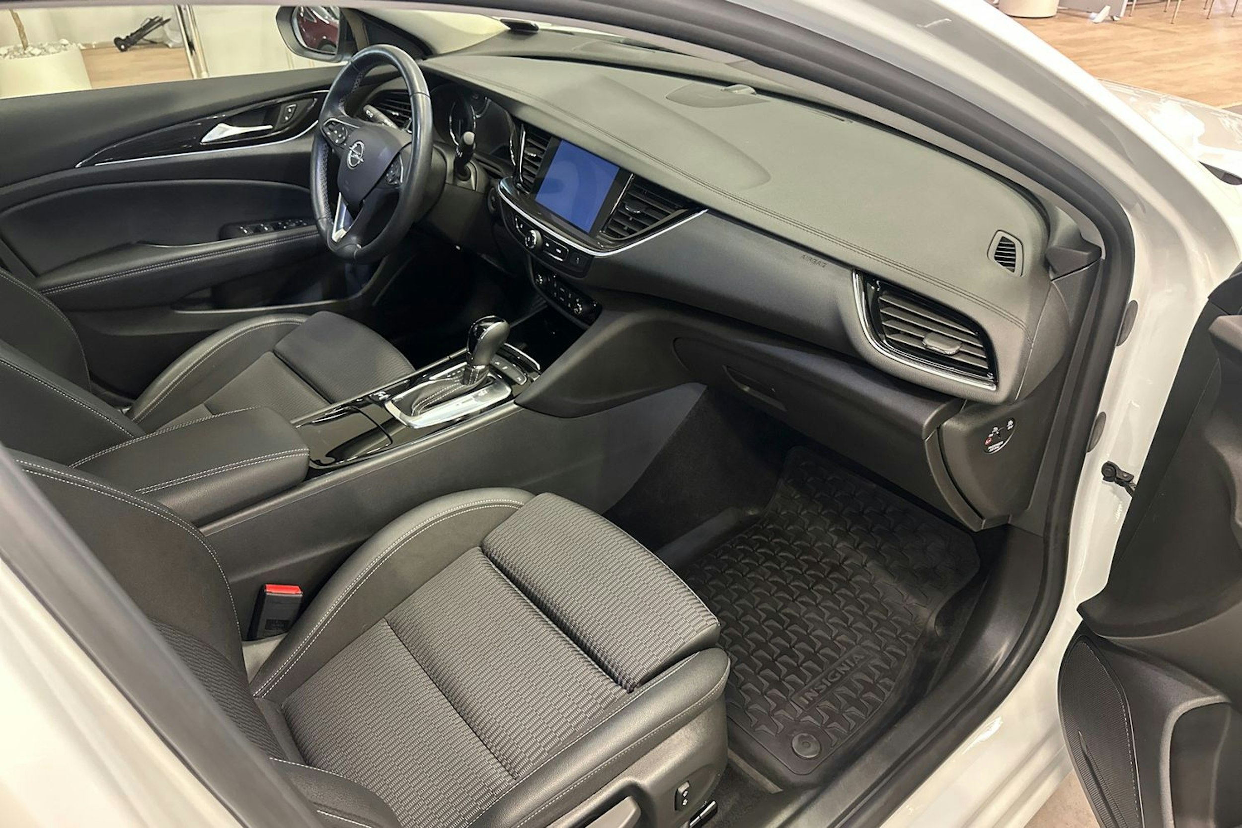 Valkoinen Opel Insignia 2021 kuva 23.