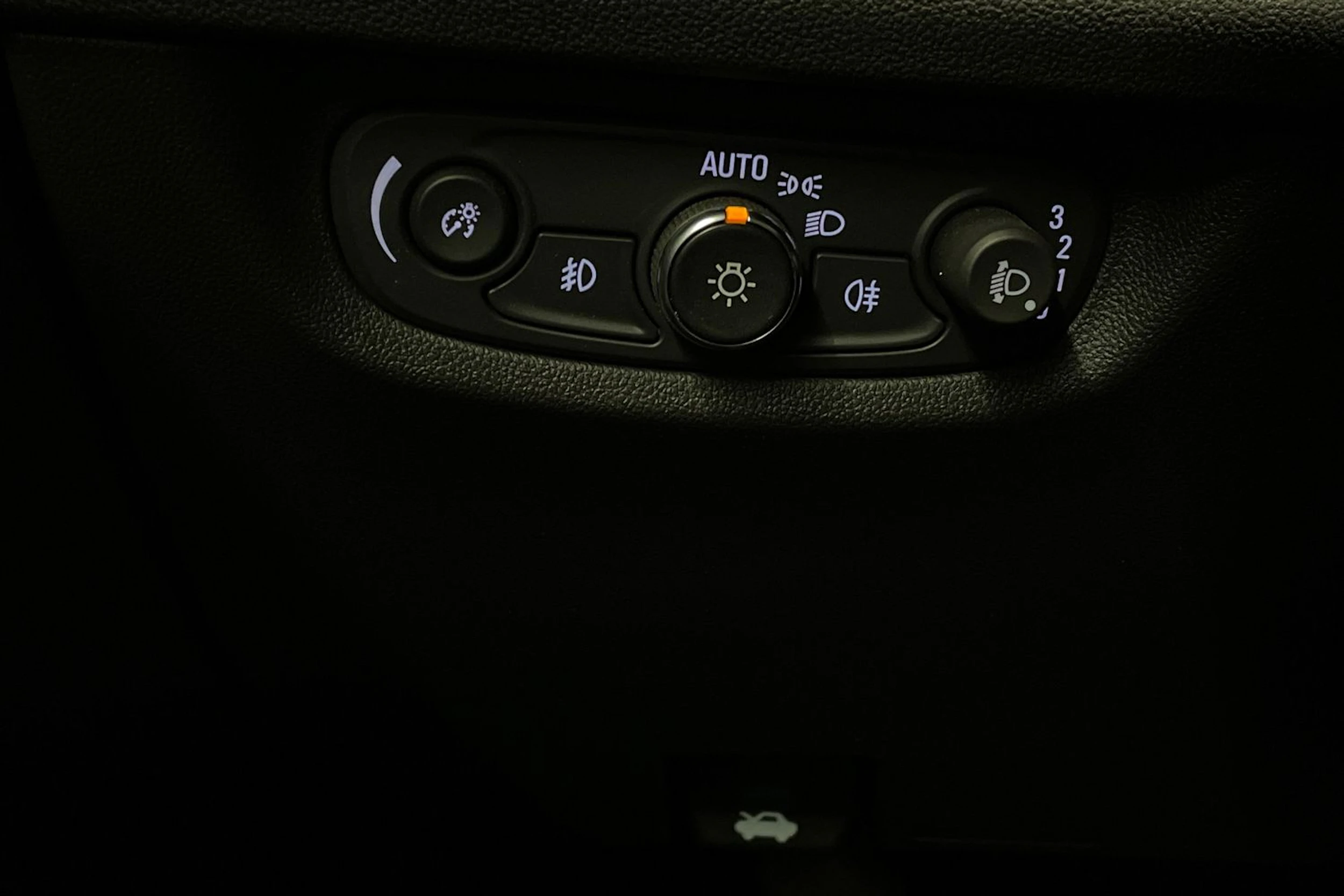 valkoinen Opel Insignia 2021 kuva 18.