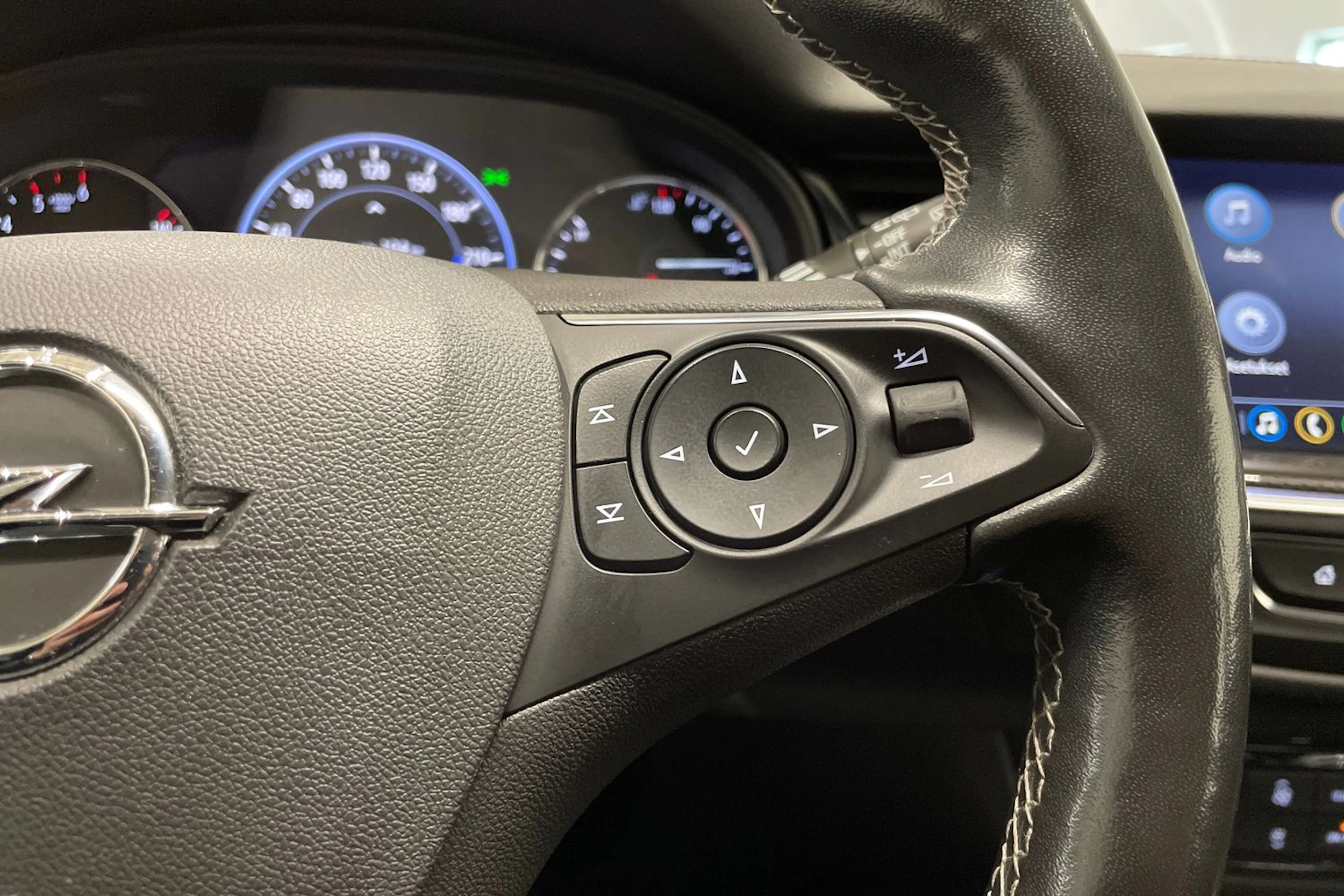 valkoinen Opel Insignia 2021 kuva 20.