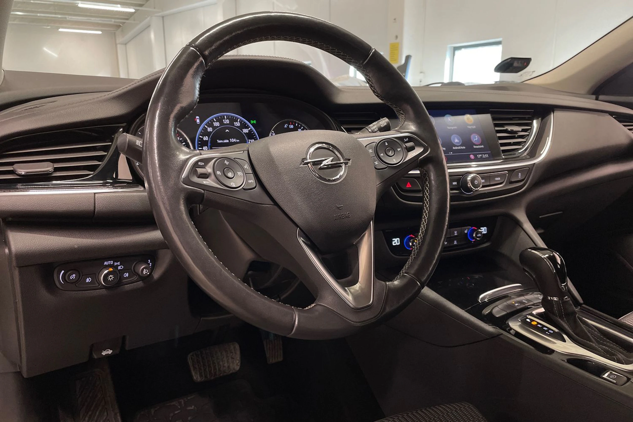 valkoinen Opel Insignia 2021 kuva 22.