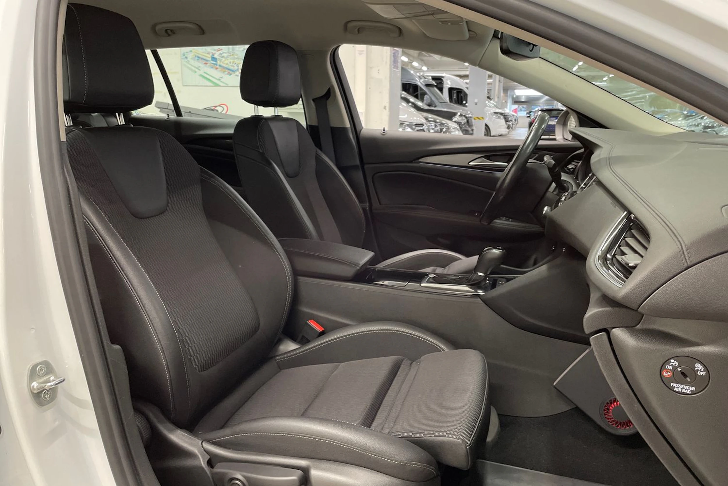 valkoinen Opel Insignia 2021 kuva 23.