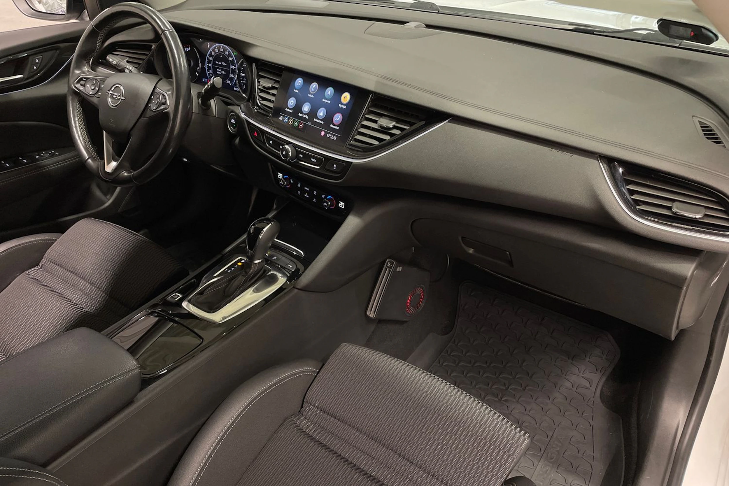 valkoinen Opel Insignia 2021 kuva 24.