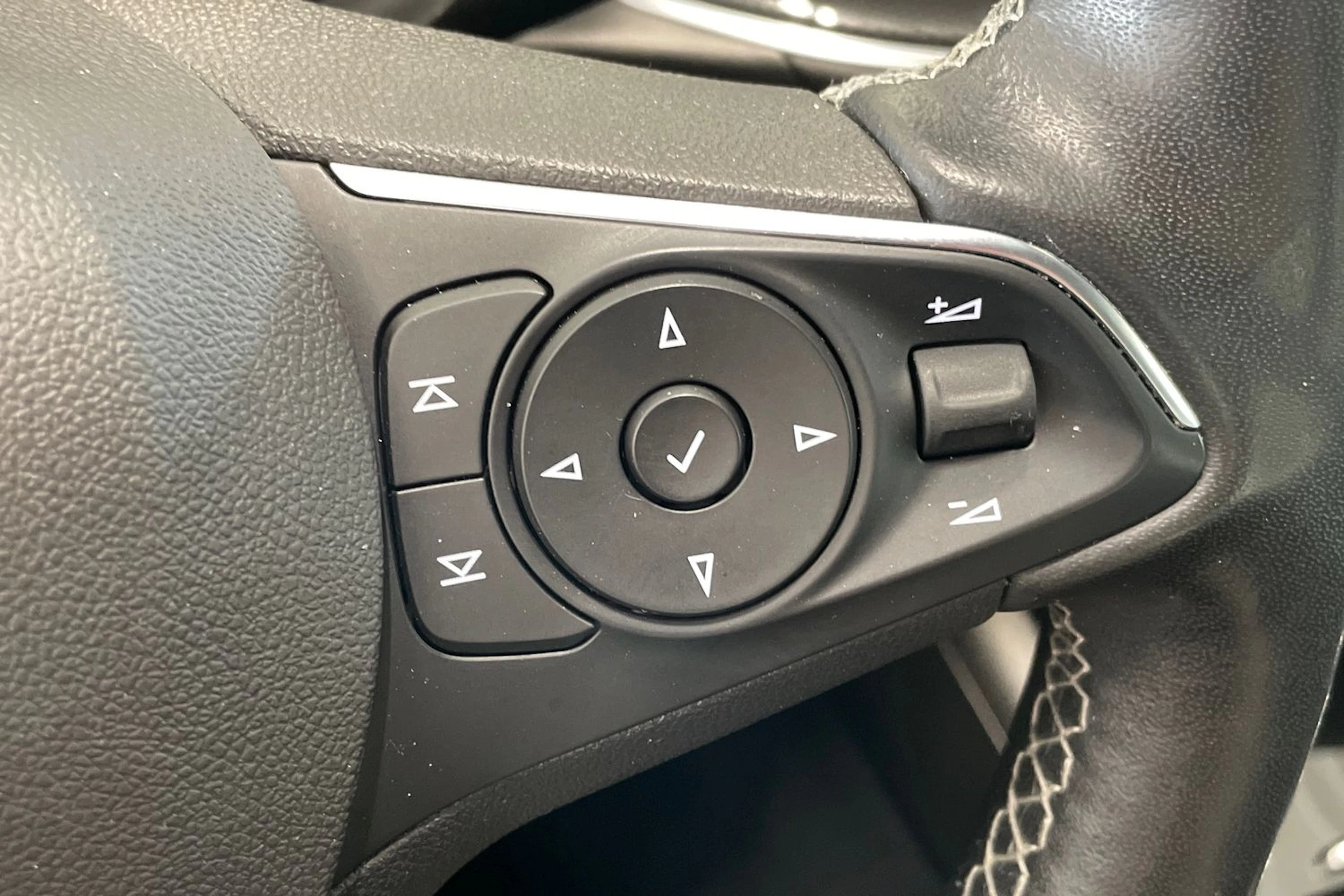 harmaa Opel Insignia 2022 kuva 16.