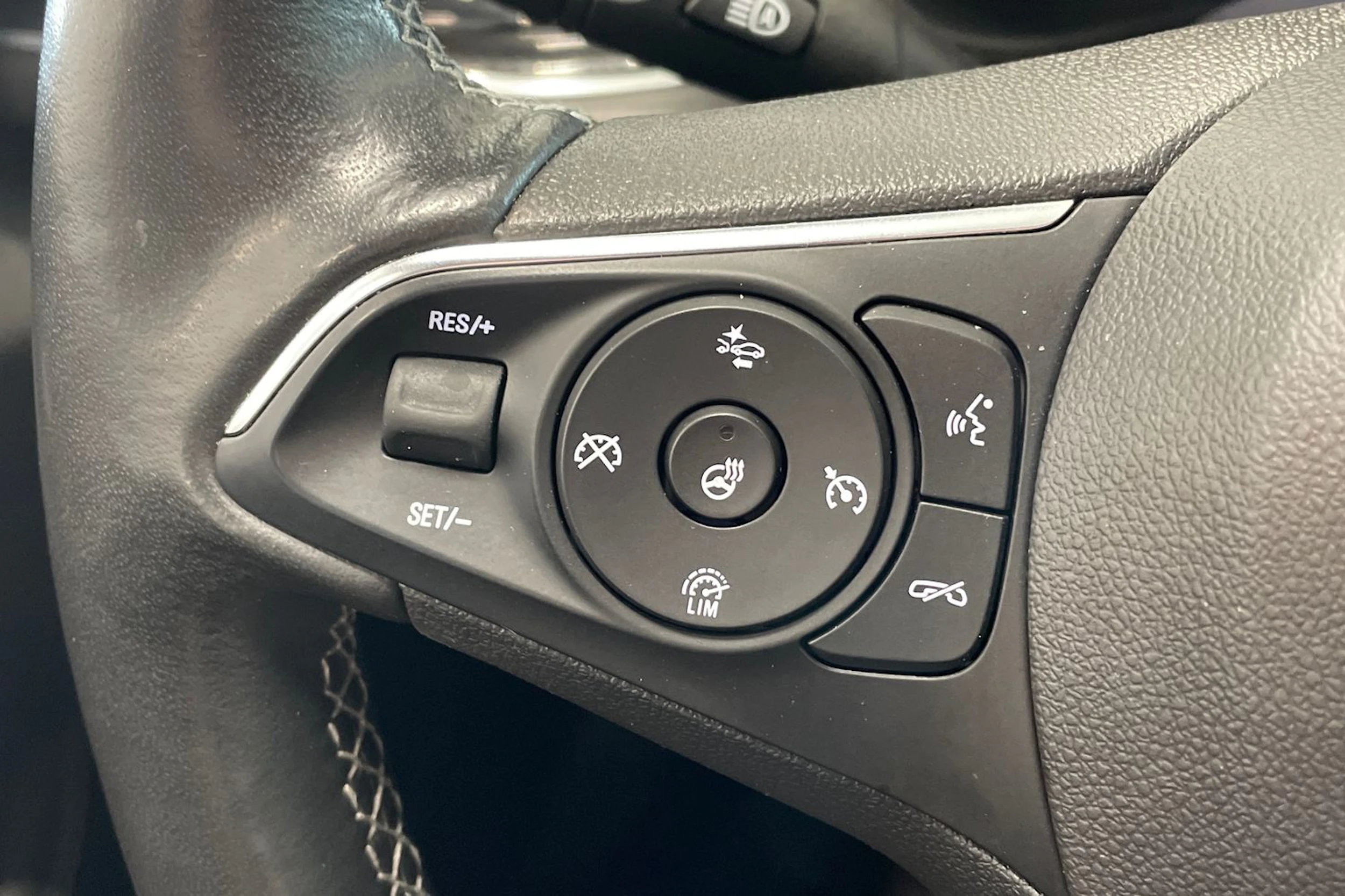 harmaa Opel Insignia 2022 kuva 17.