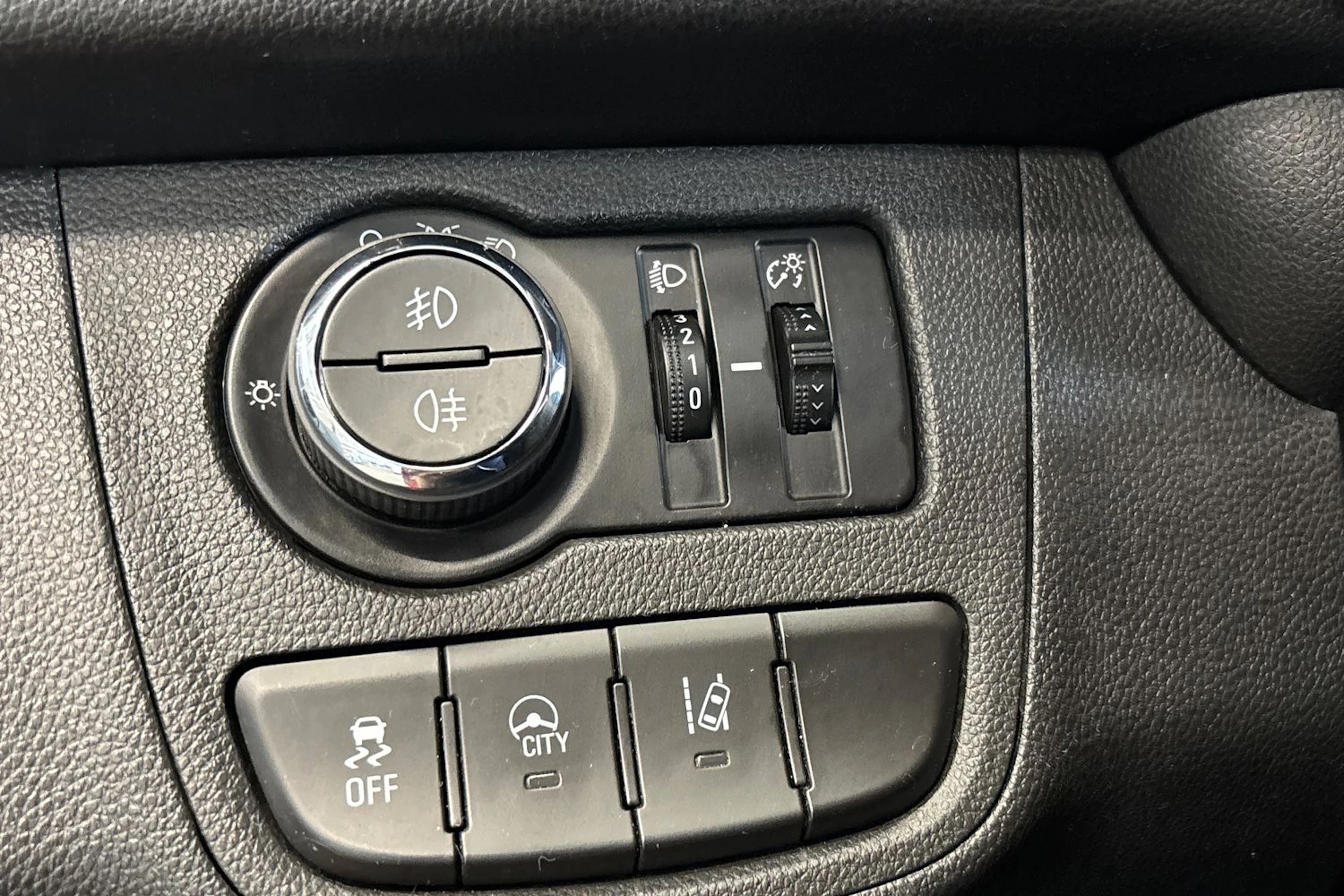 punainen Opel Karl 2016 kuva 15.