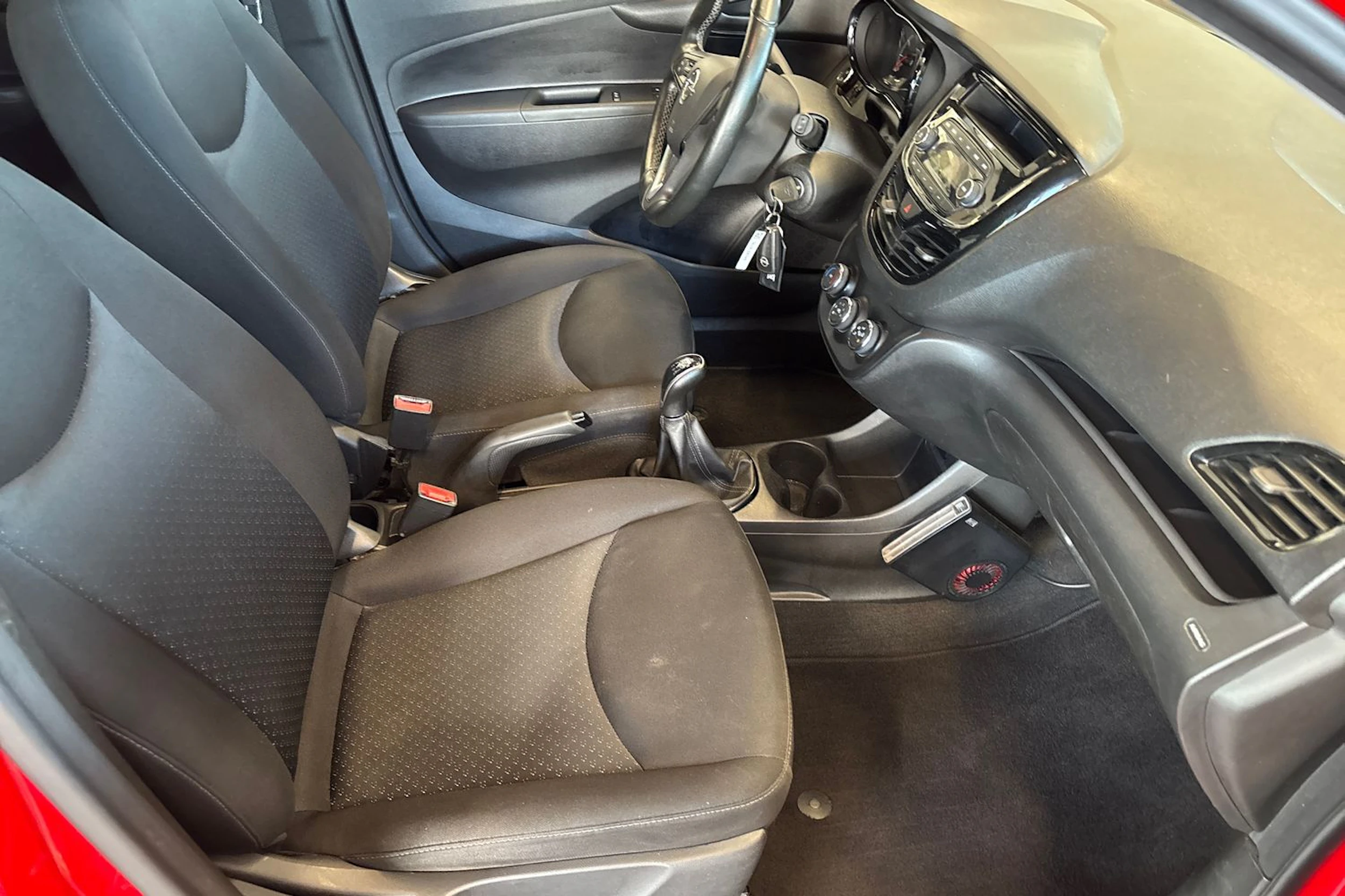 punainen Opel Karl 2016 kuva 25.