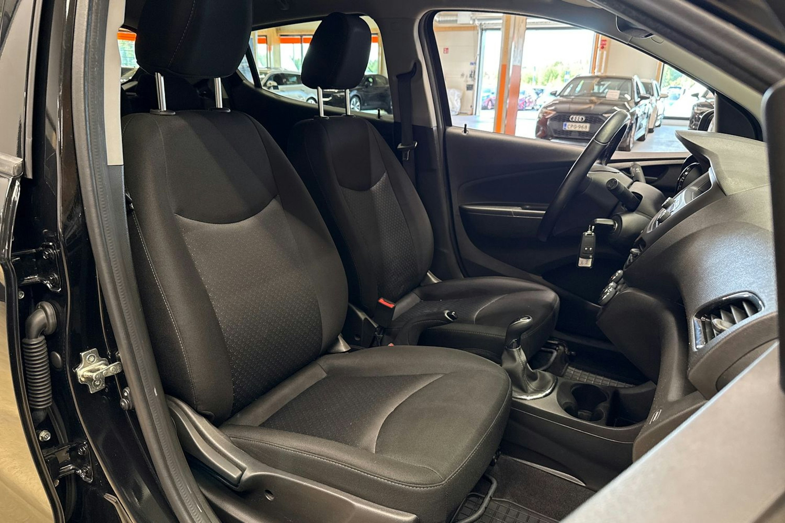 musta Opel Karl 2017 kuva 14.