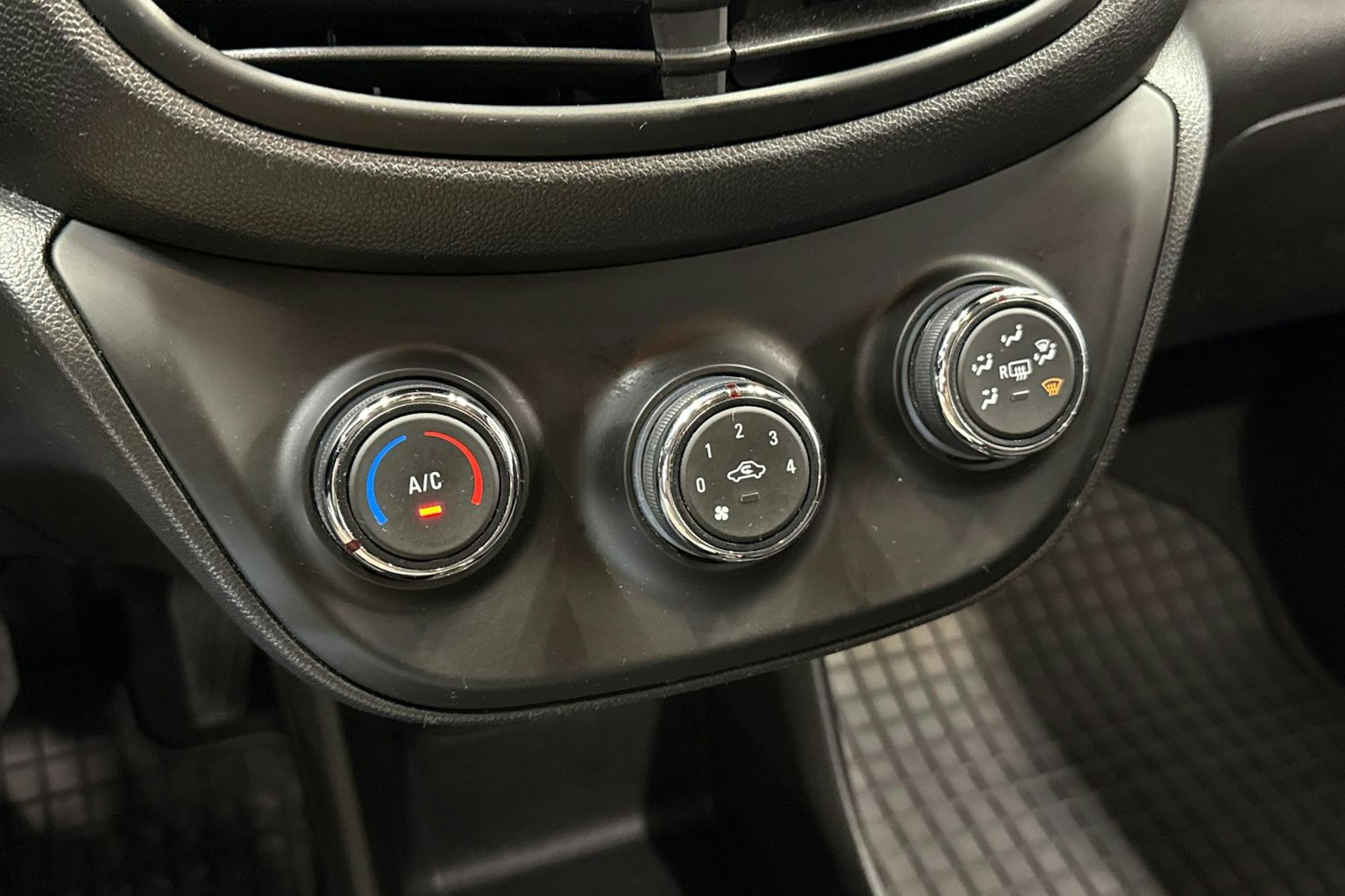 musta Opel Karl 2017 kuva 19.