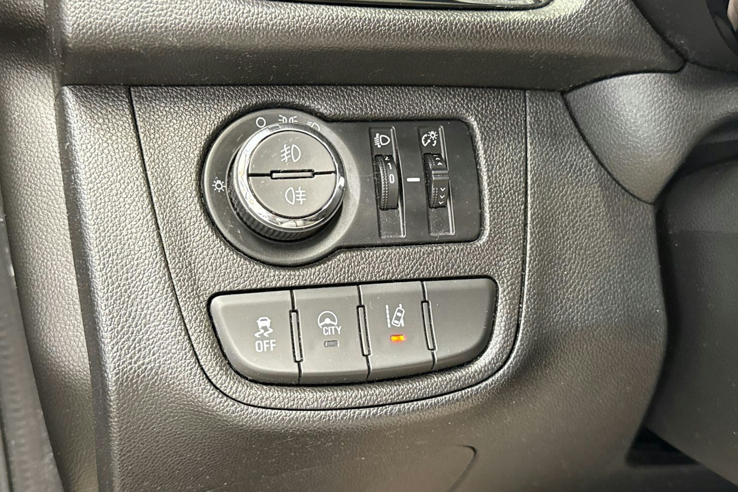 musta Opel Karl 2017 kuva 20.