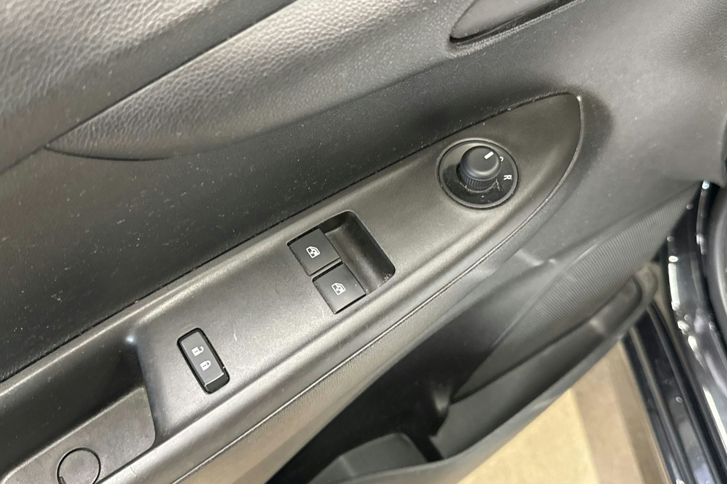musta Opel Karl 2017 kuva 23.