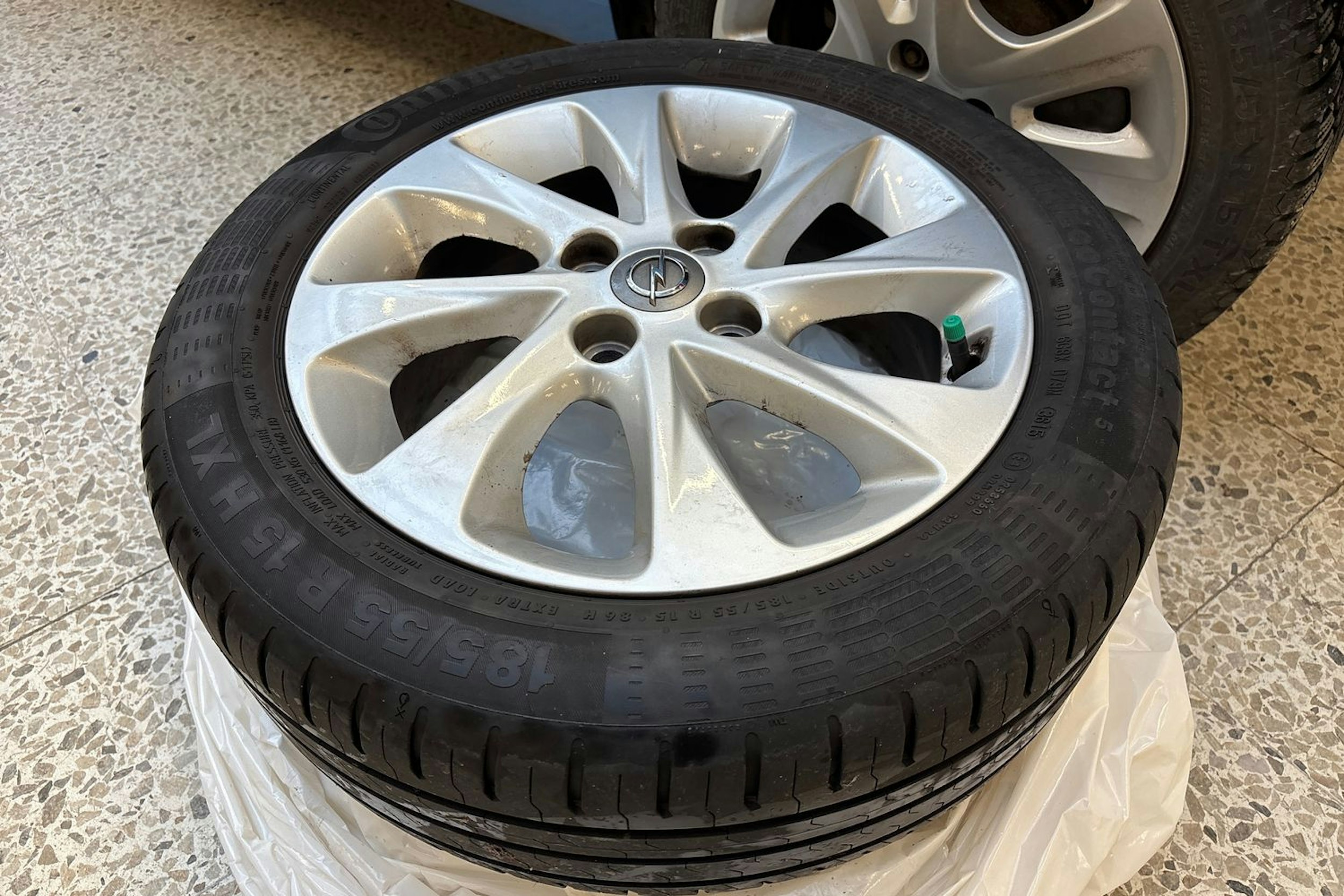 sininen Opel Karl 2017 kuva 14.