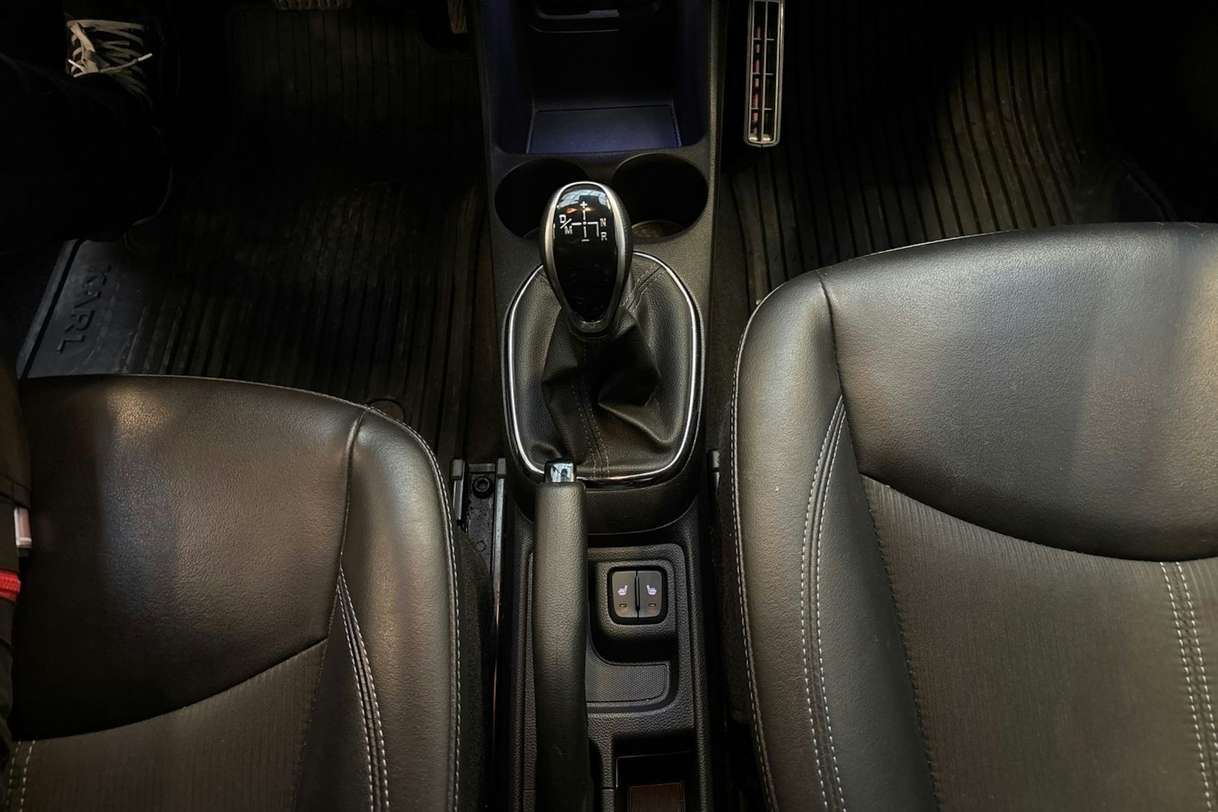 sininen Opel Karl 2017 kuva 19.