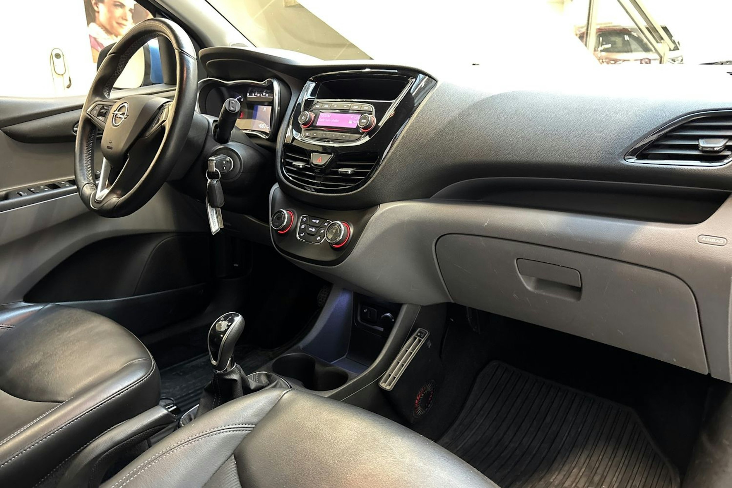 sininen Opel Karl 2017 kuva 20.