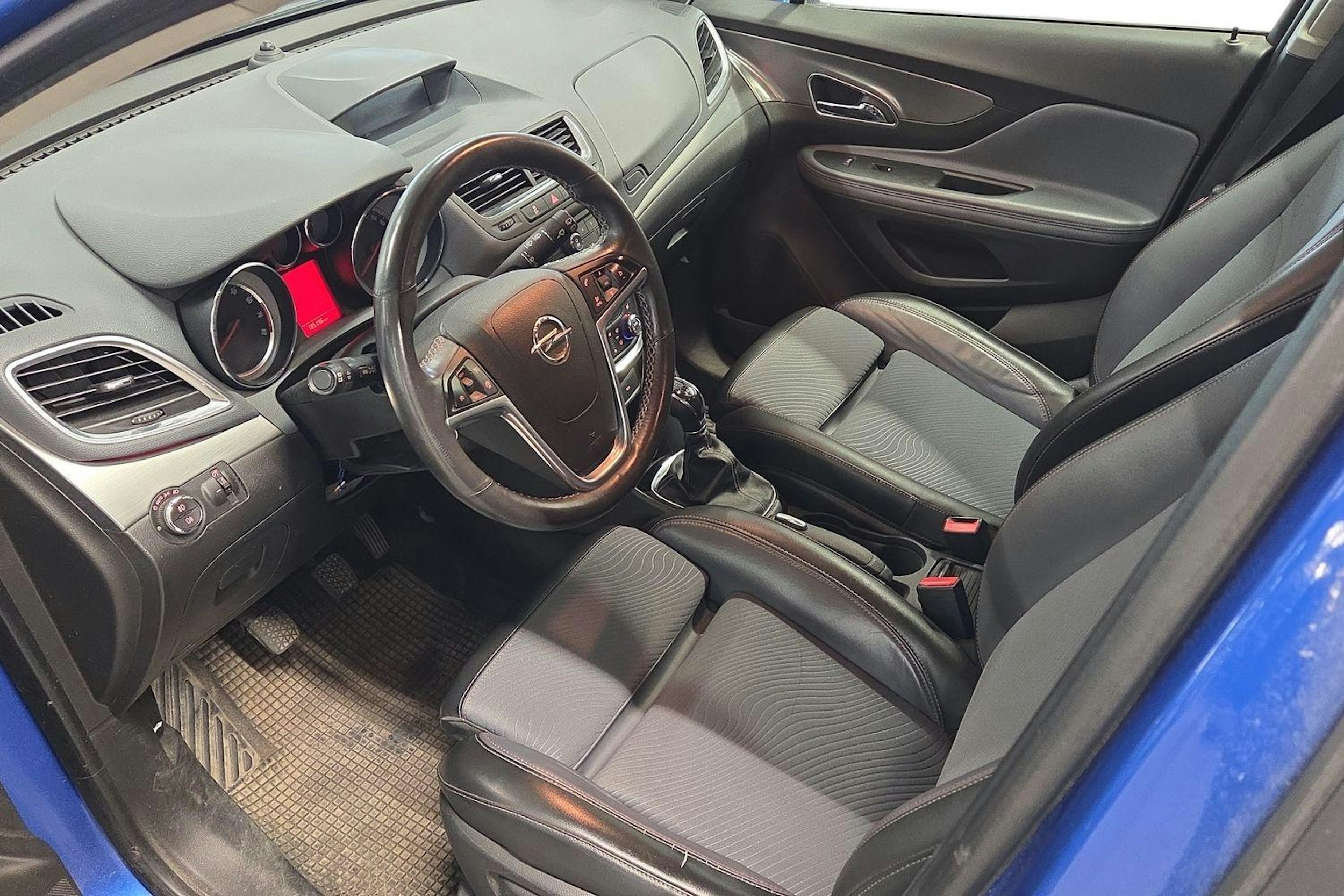 sininen Opel Mokka 2013 kuva 3.