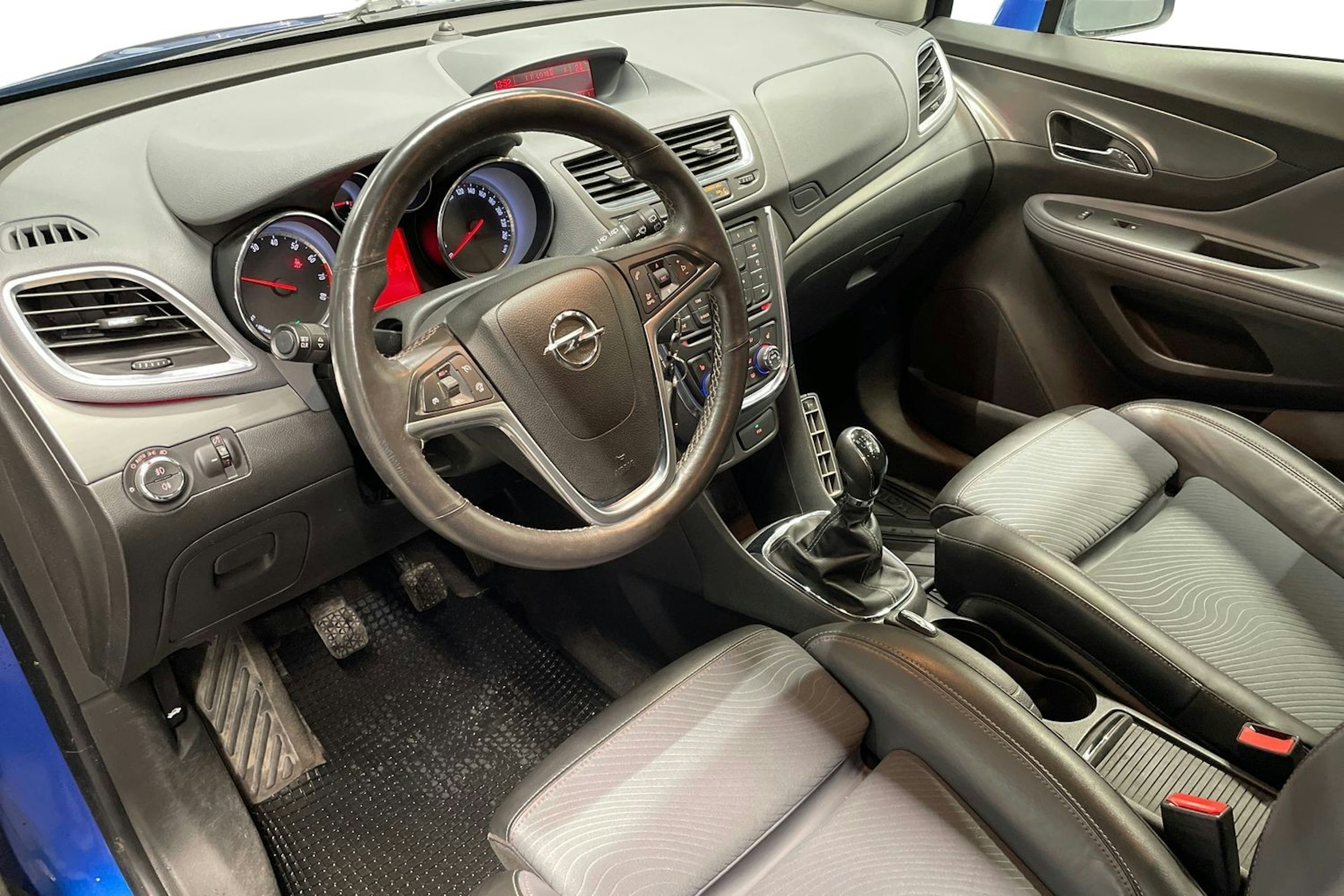 sininen Opel Mokka 2013 kuva 6.