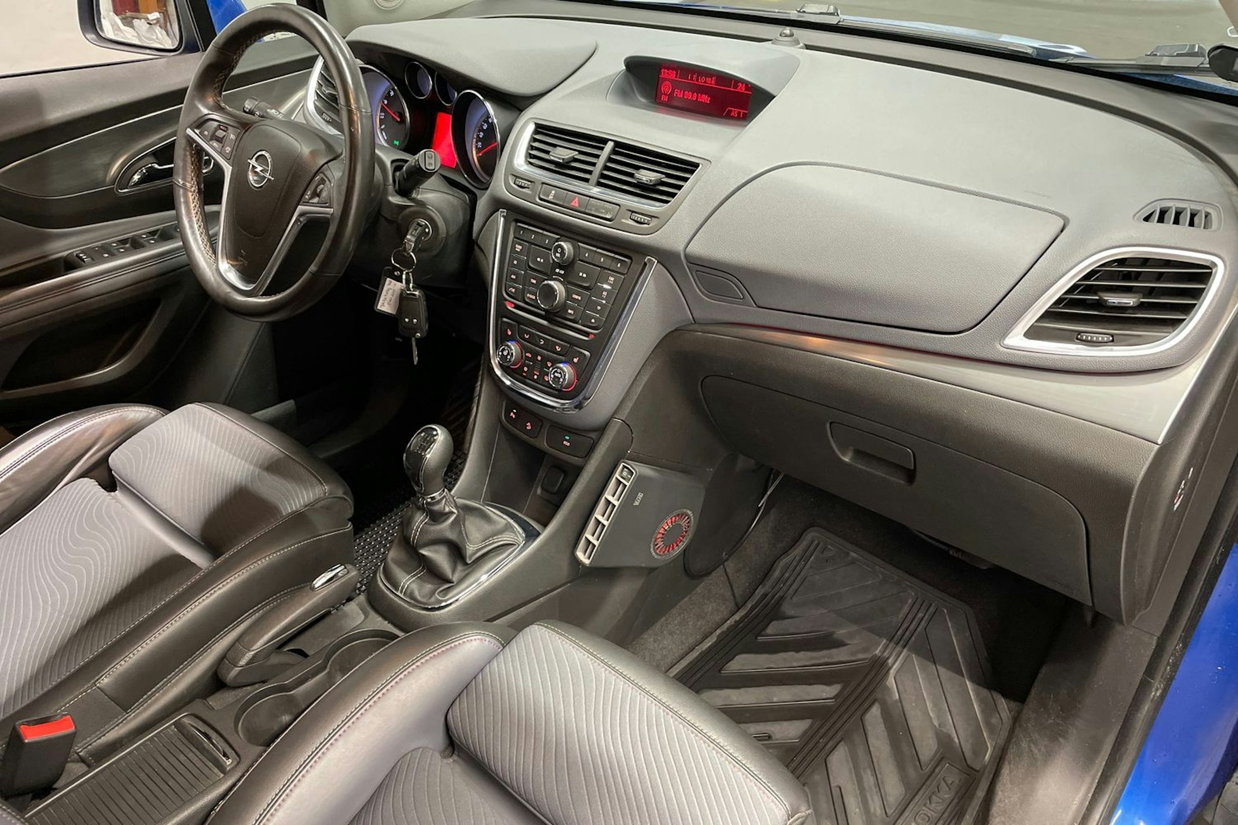 sininen Opel Mokka 2013 kuva 21.