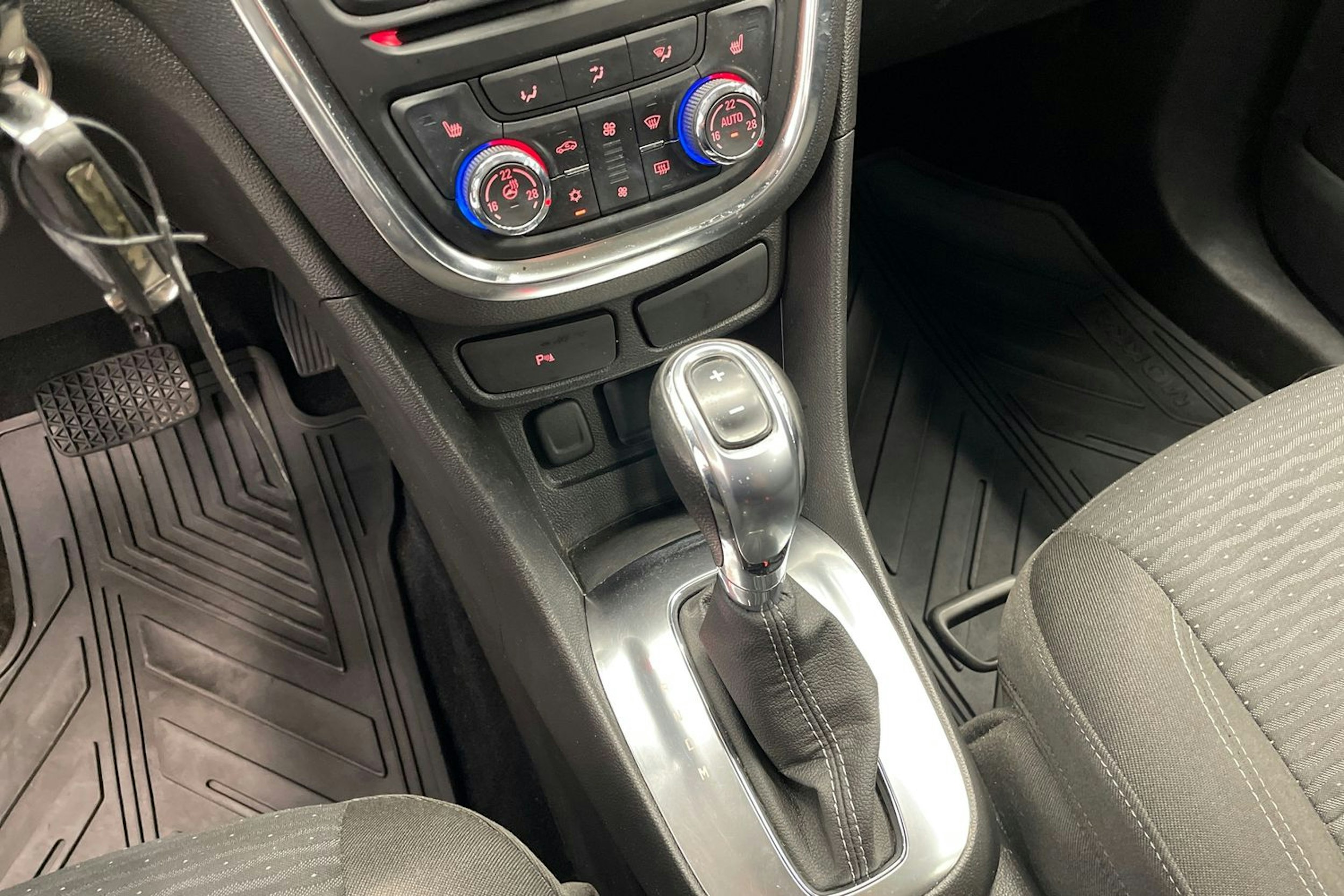valkoinen Opel Mokka 2016 kuva 17.