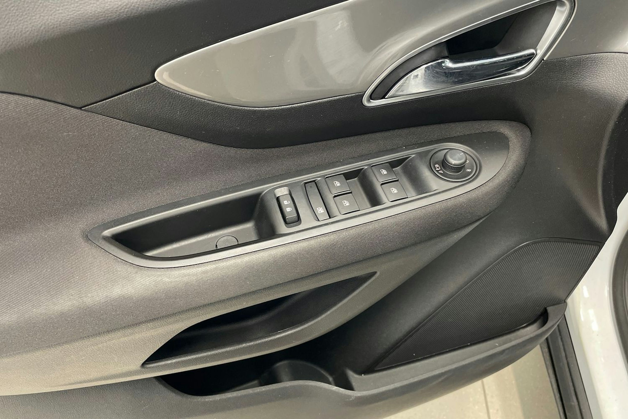 valkoinen Opel Mokka 2016 kuva 18.