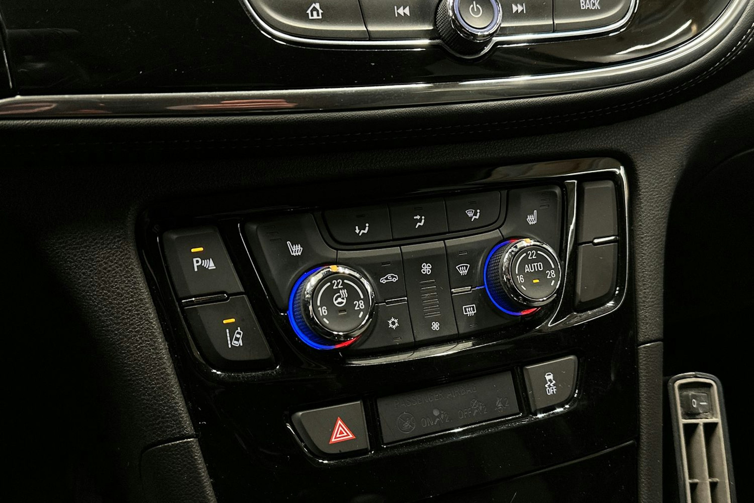 sininen Opel Mokka 2017 kuva 21.