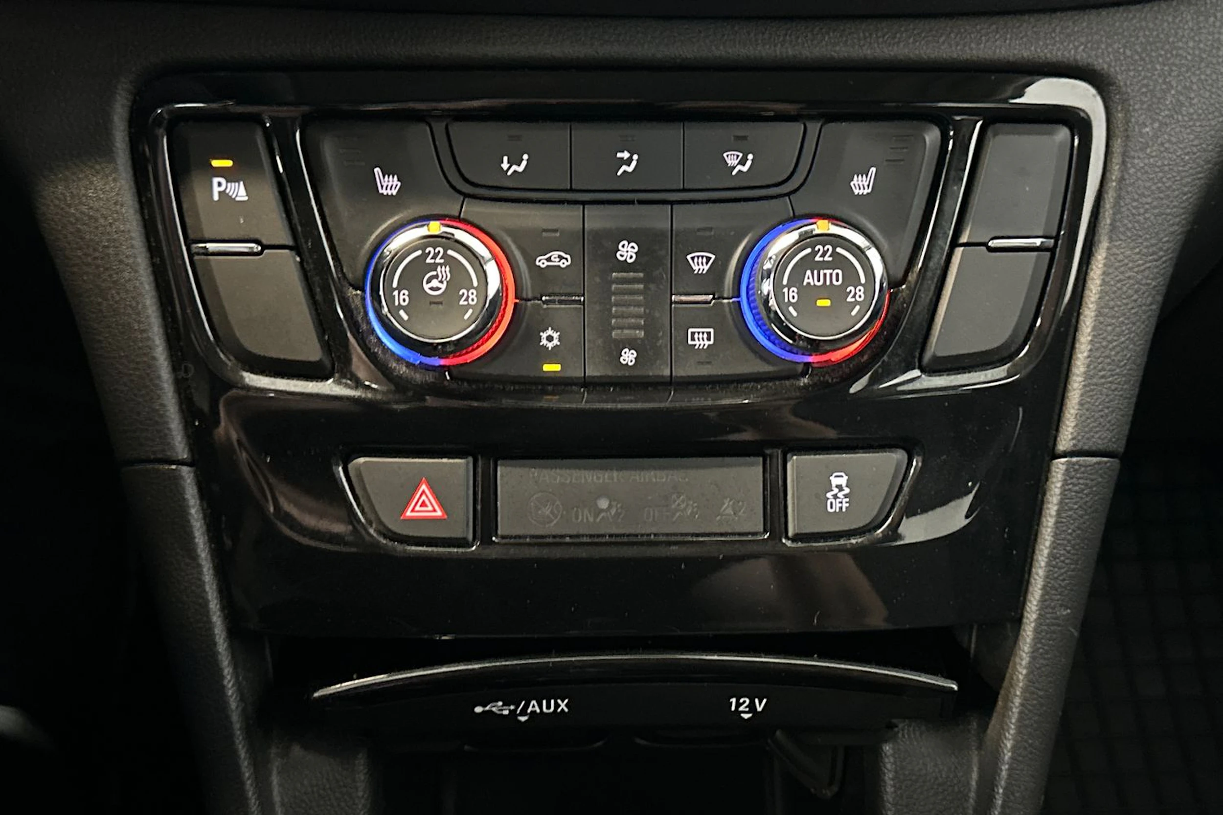 sininen Opel Mokka 2017 kuva 16.