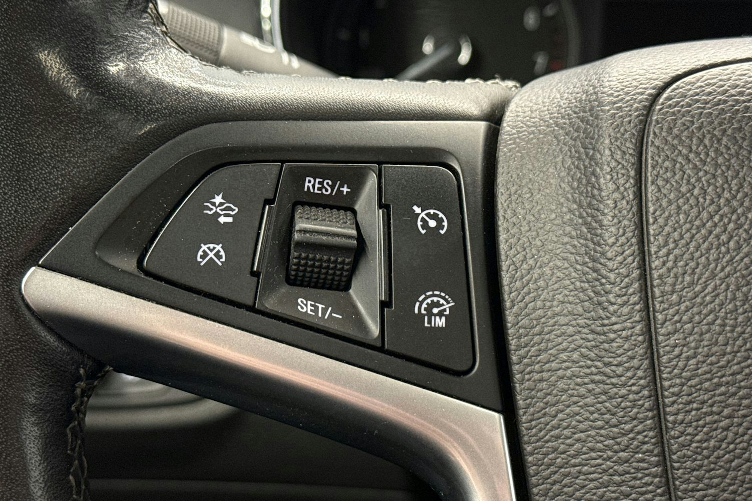 harmaa Opel Mokka 2017 kuva 16.