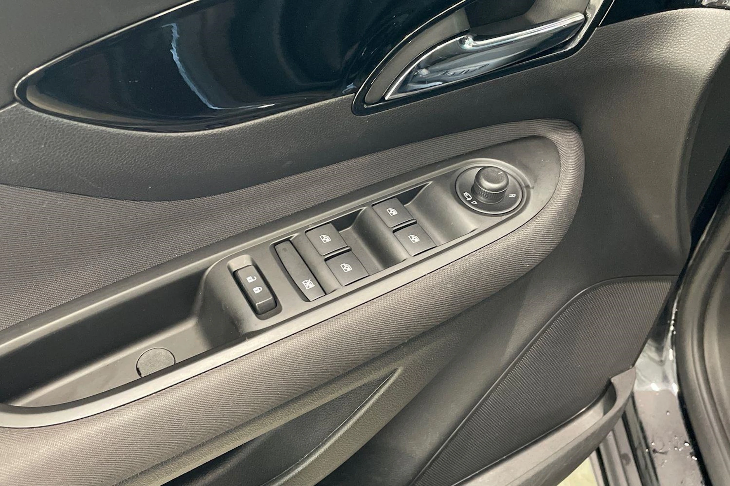 musta Opel Mokka 2017 kuva 21.
