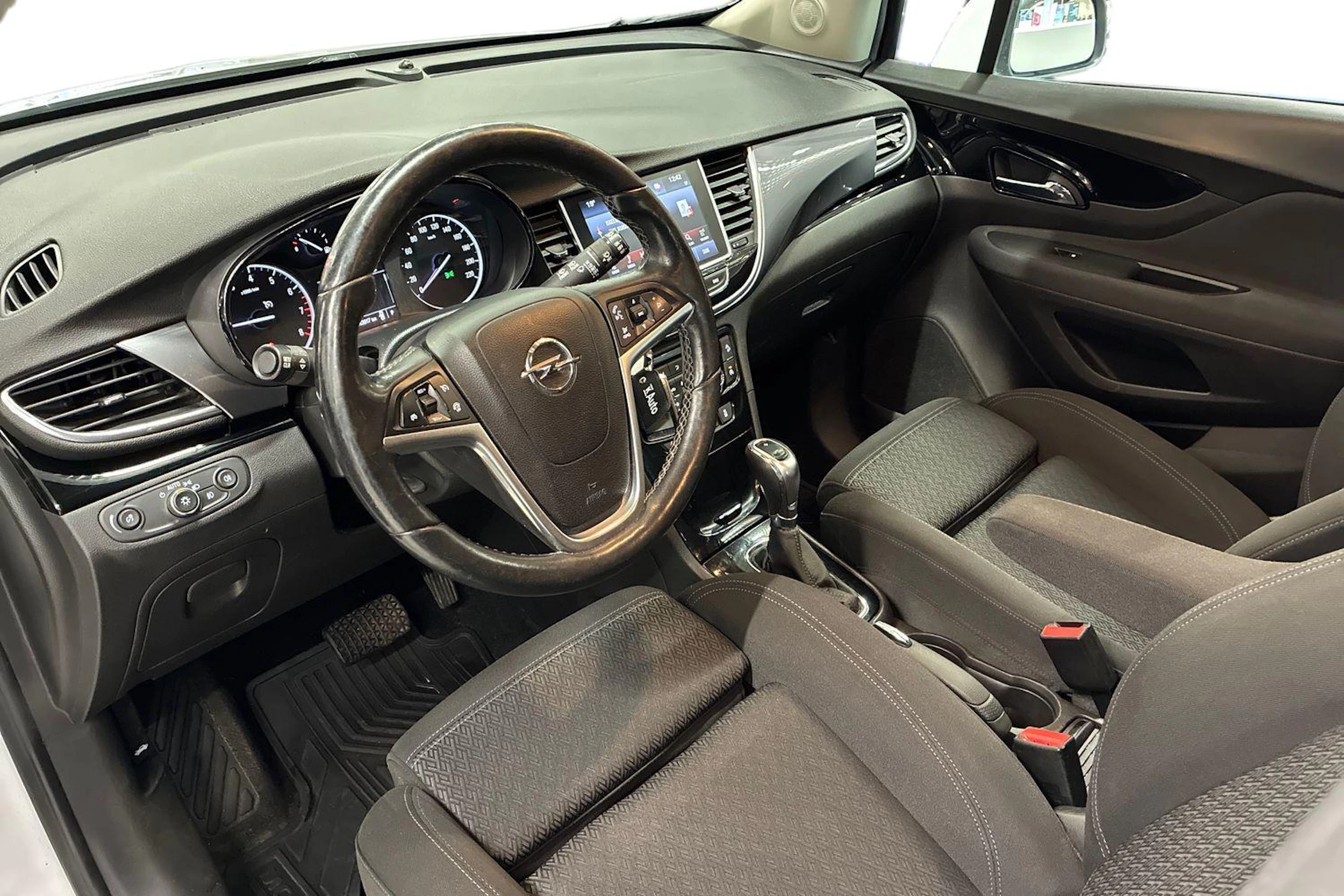 Valkoinen Opel Mokka 2018 kuva 6.