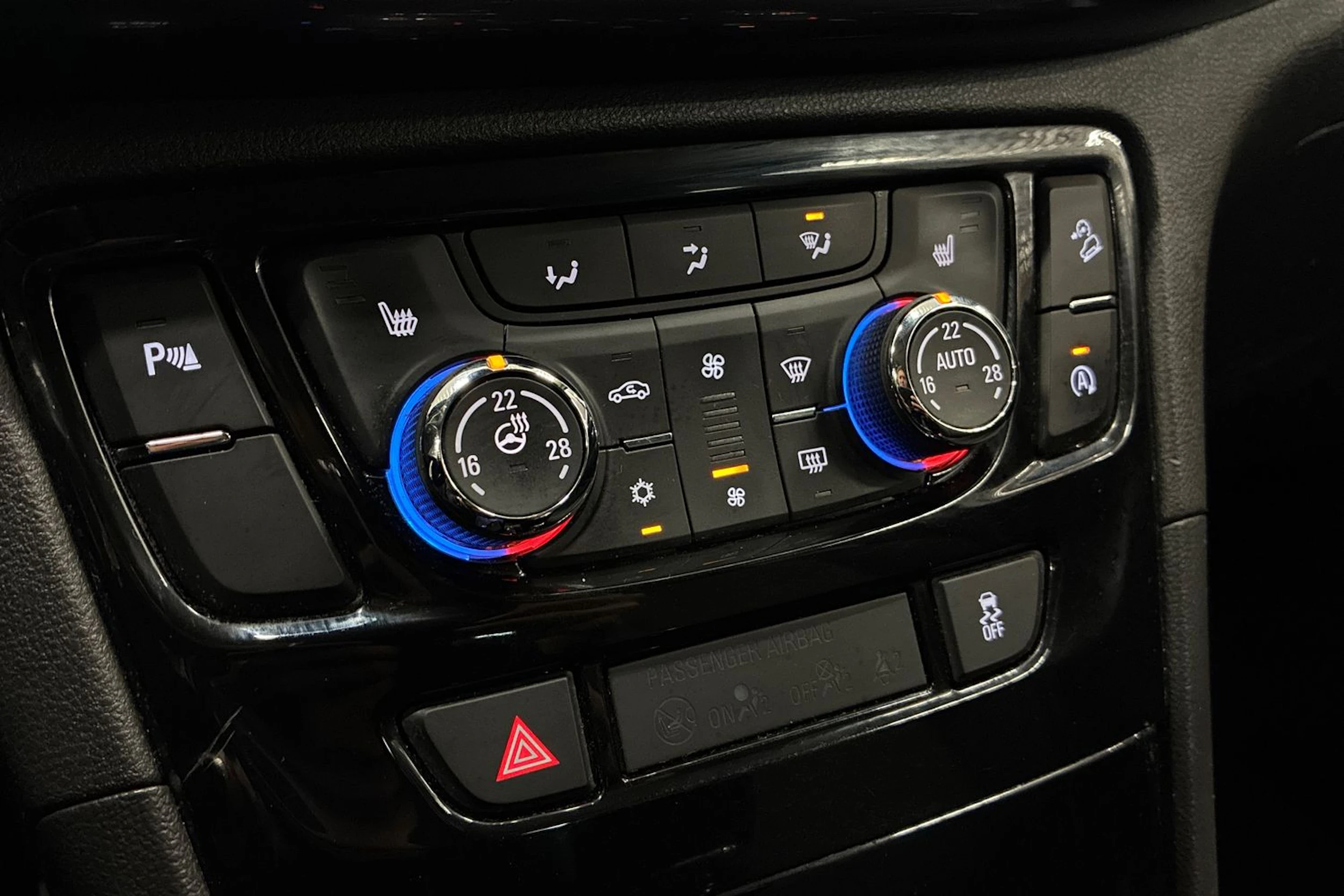 Valkoinen Opel Mokka 2018 kuva 19.